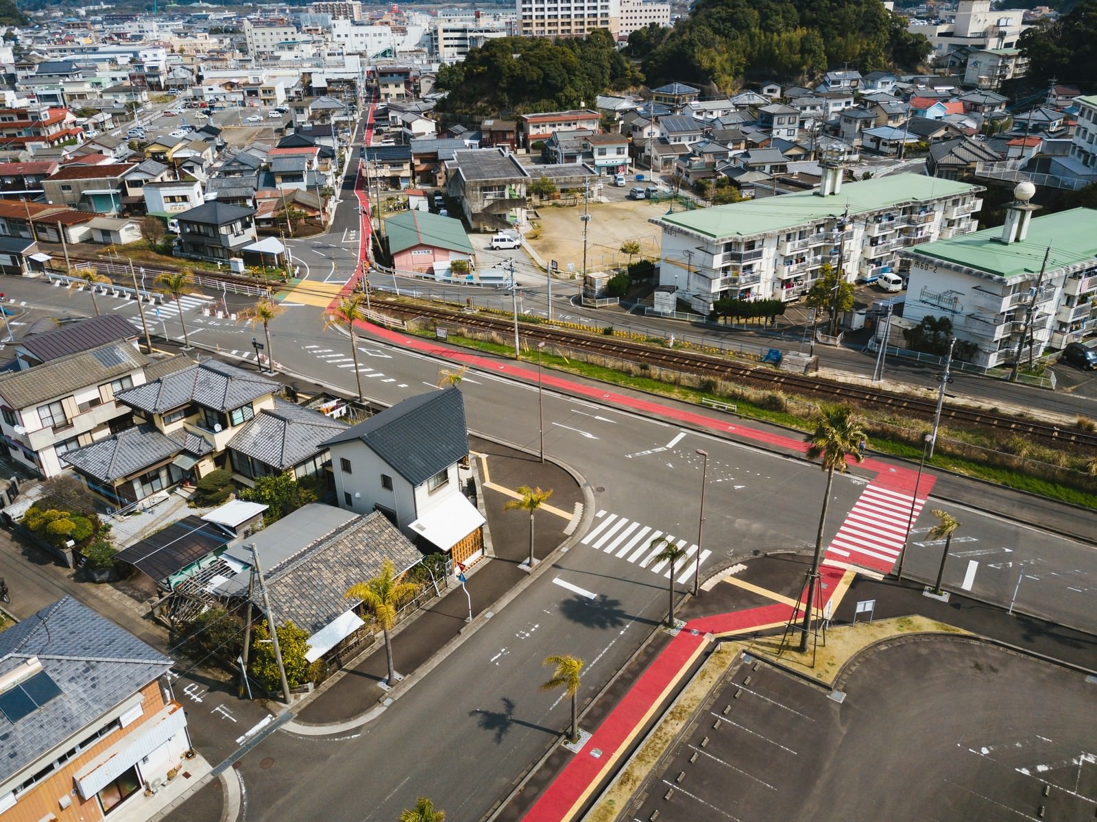 「油津（あぶらつ）の街並みと赤い歩道（レッドカーペット）油津（あぶらつ）の街並みと赤い歩道（レッドカーペット）」のフリー写真素材を拡大