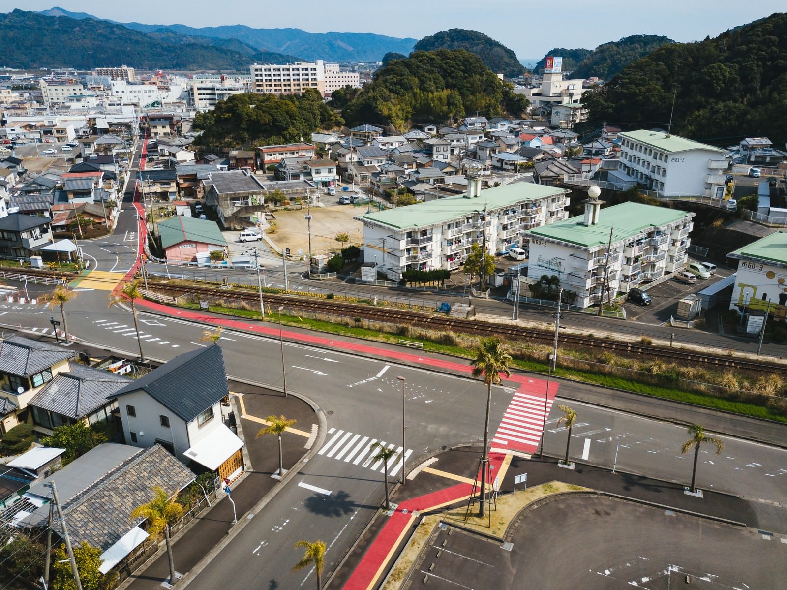 天福球場から油津商店街に伸びるカープの赤い道 無料の写真素材は