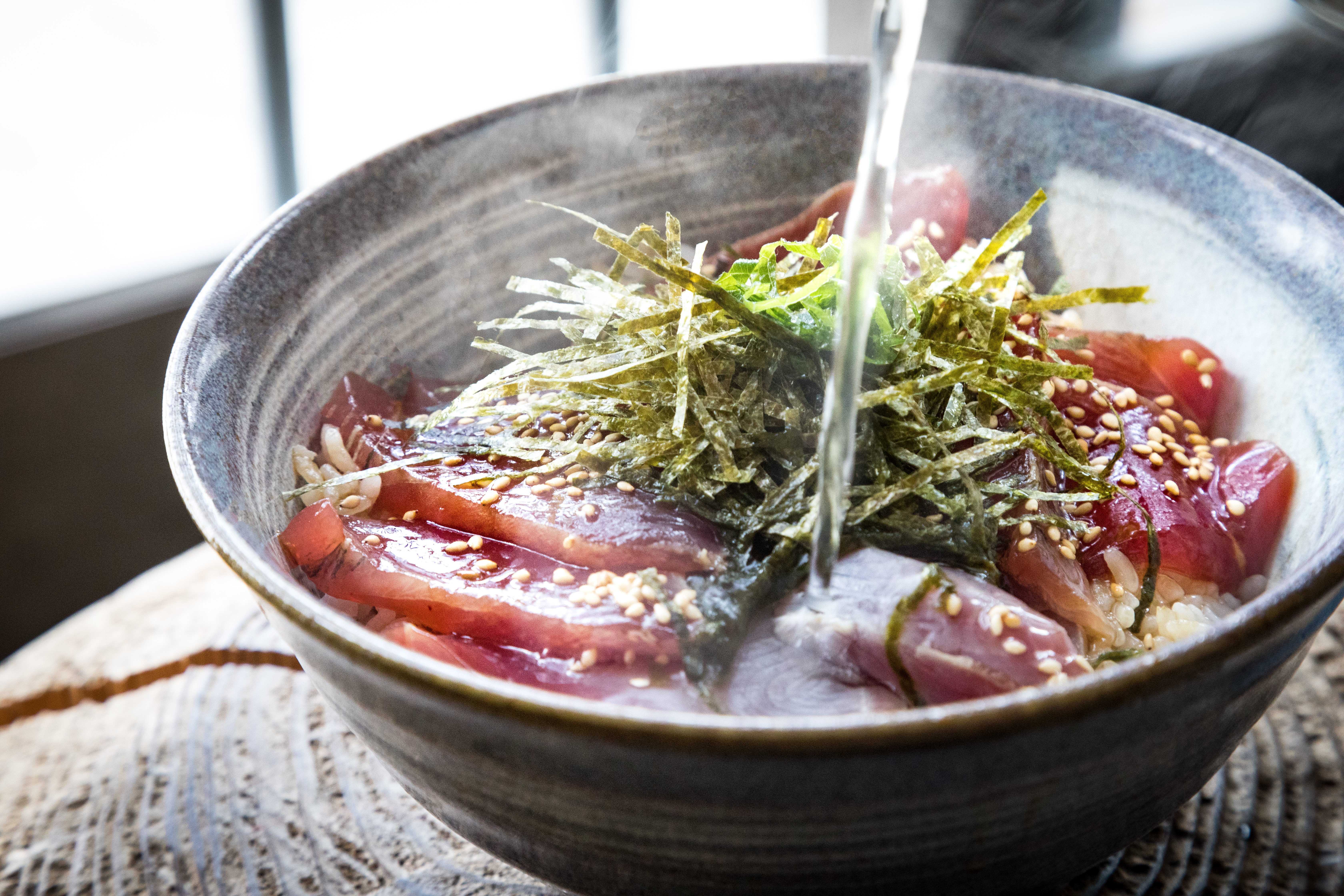 新鮮なカツオの切り身をふんだんに乗せた鰹めしの写真を無料ダウンロード フリー素材 ぱくたそ