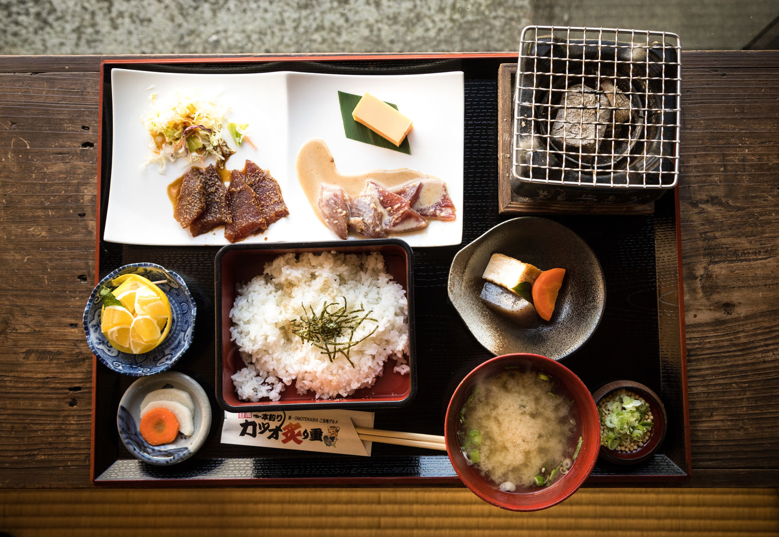 「日南のご当地グルメ「かつお炙り重」 | ぱくたそフリー素材」の写真