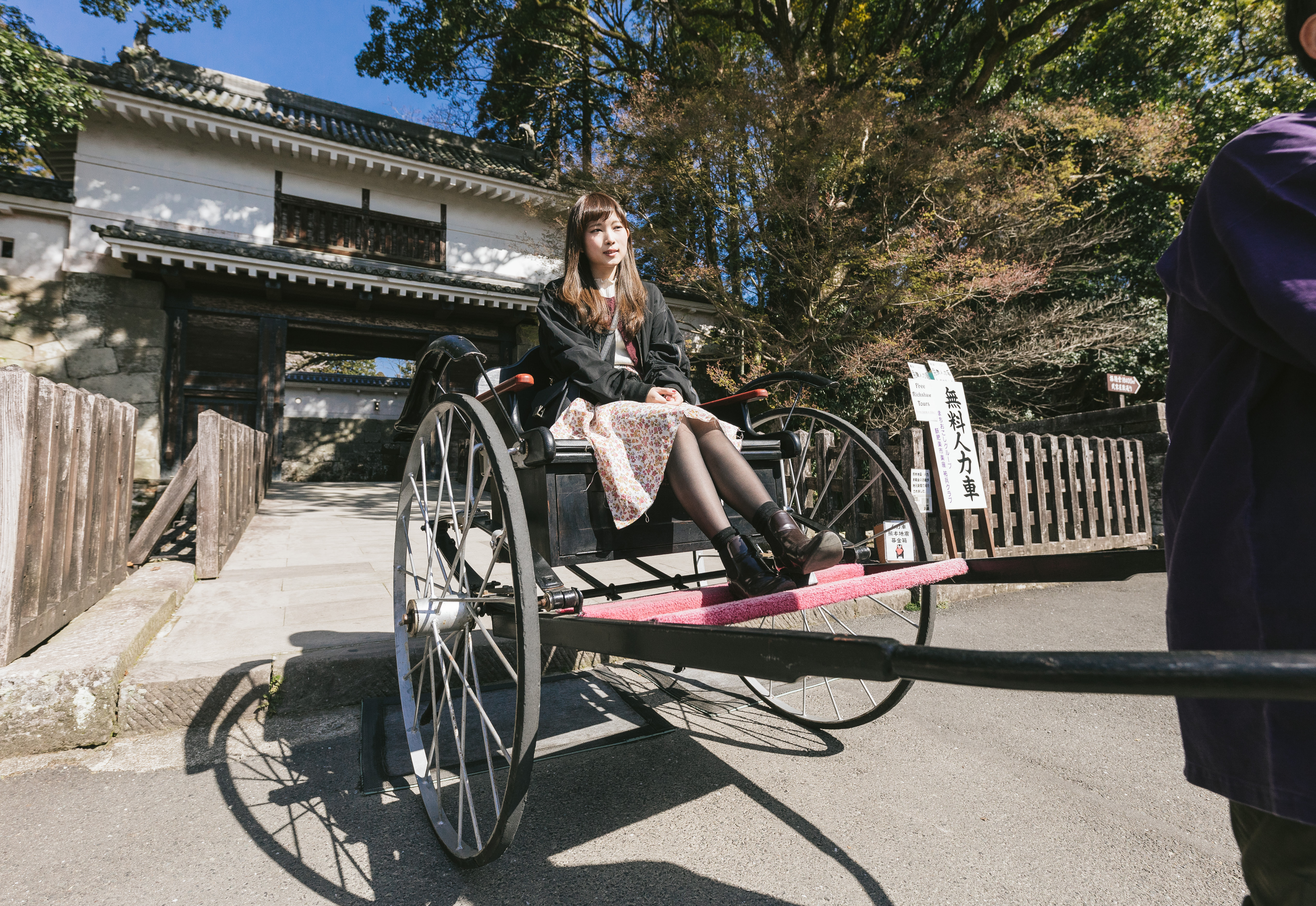 人力車に乗る女性観光客の写真 画像 フリー素材 ぱくたそ