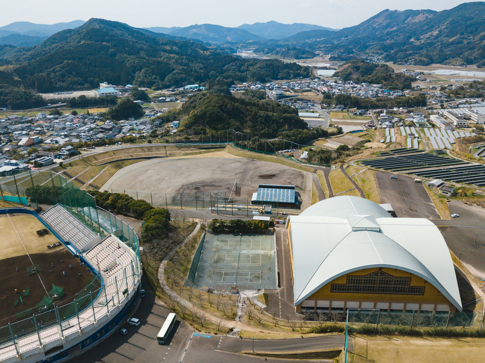 南郷球場と南郷くろしおドームの写真素材 ぱくたそ