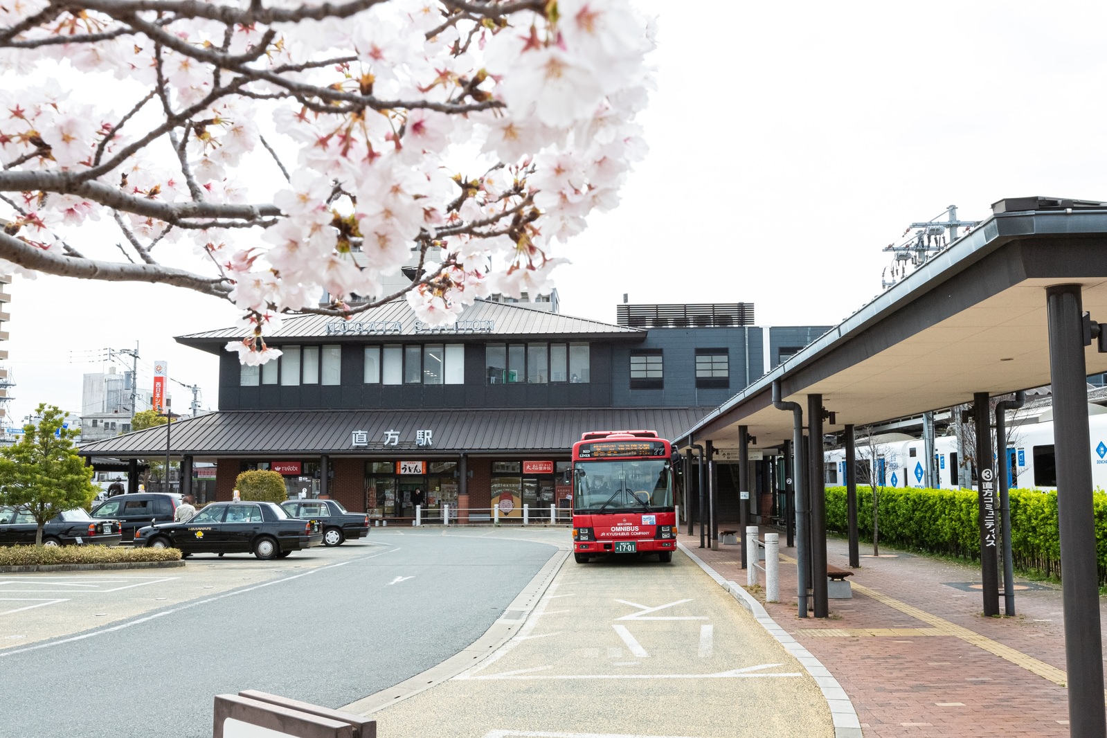 「桜と直方駅」の写真