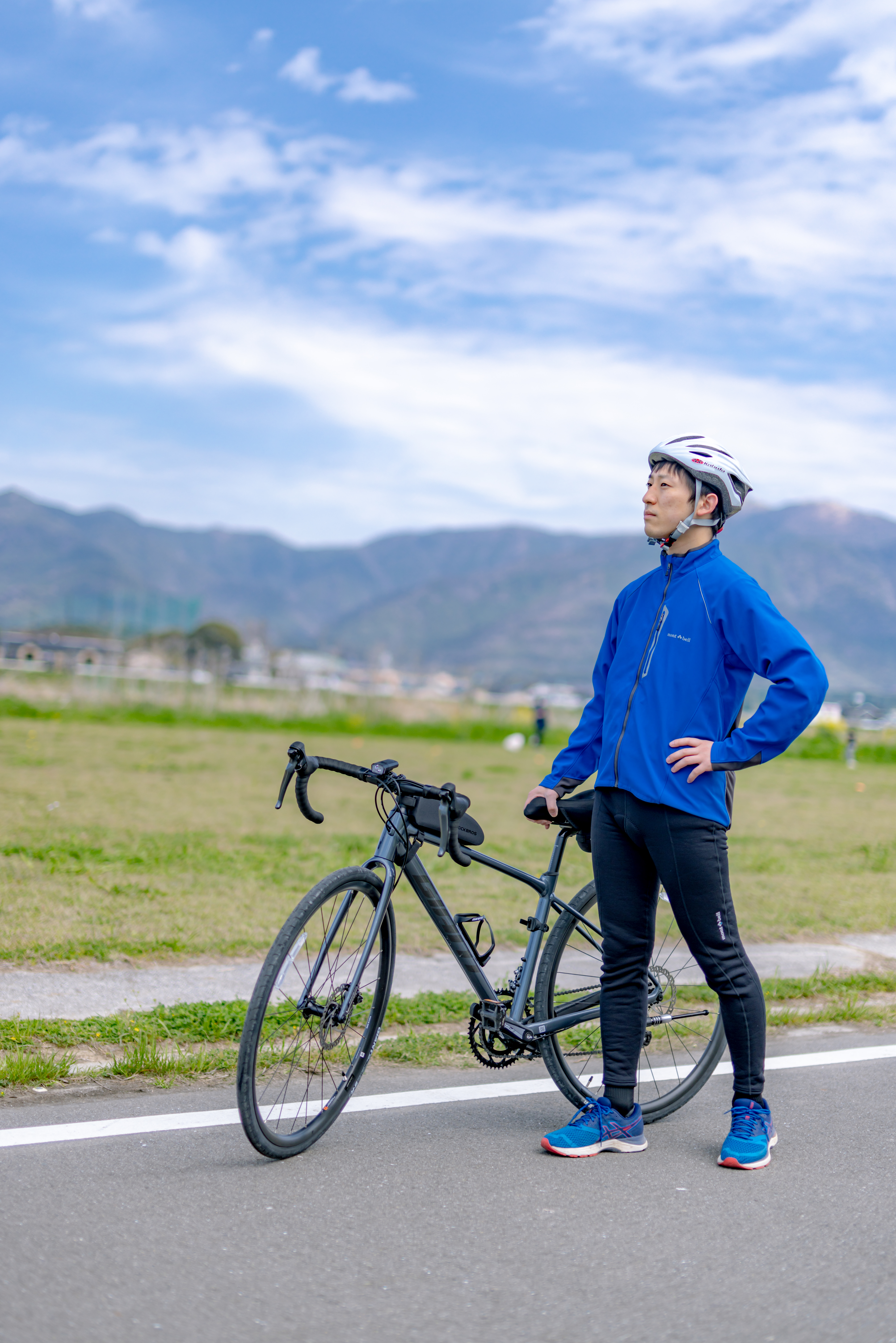 清々しい青空と福智山系を背にロードバイクを持つ男性の写真素材 ぱくたそ