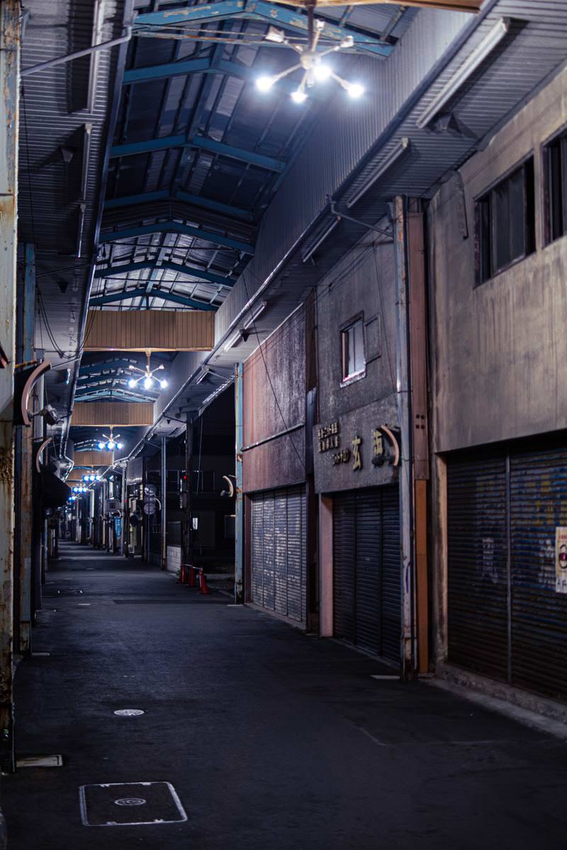 「深夜、寝静まった直方須崎町商店街のアーケード | フリー素材のぱくたそ」の写真