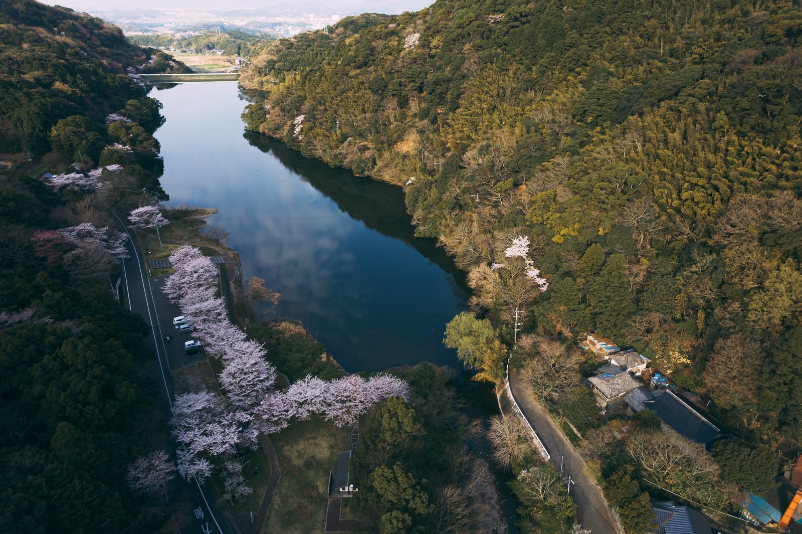 「内ヶ磯ダムの水面に反射する雲 | フリー素材のぱくたそ」の写真