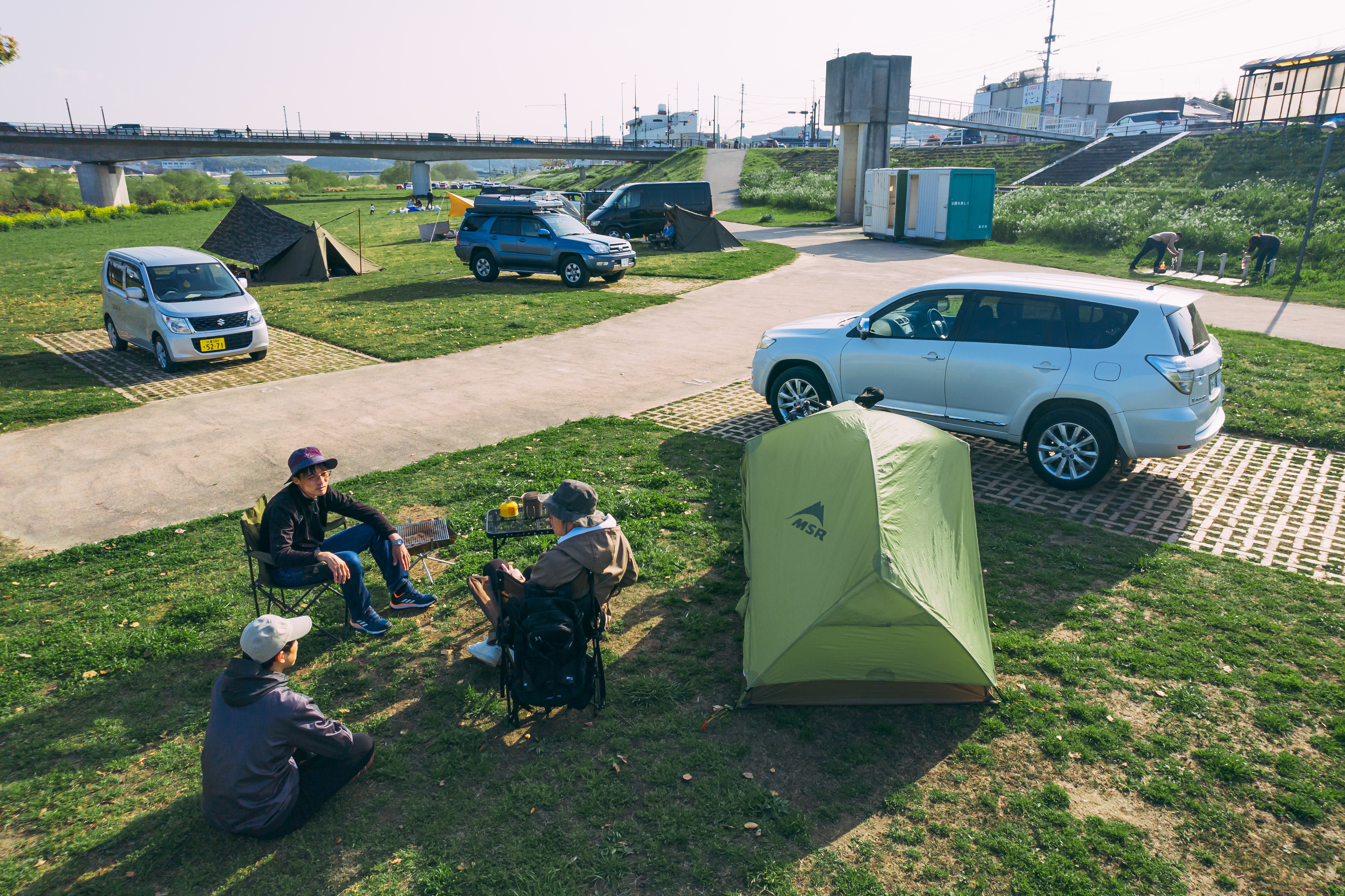 車を持ち込んでキャンプができる直方オートキャンプ場の様子の写真素材 ぱくたそ