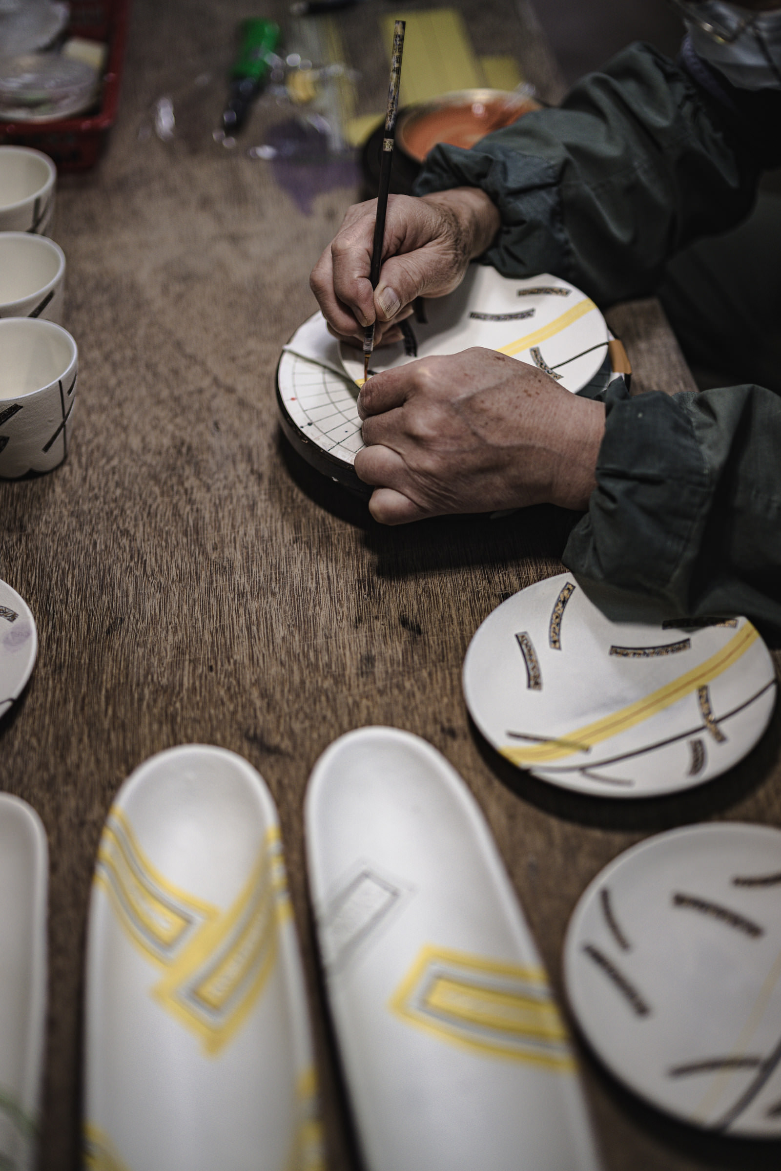 陶器に絵付けをする職人の手元の無料の写真素材 - ID.80897｜フリー