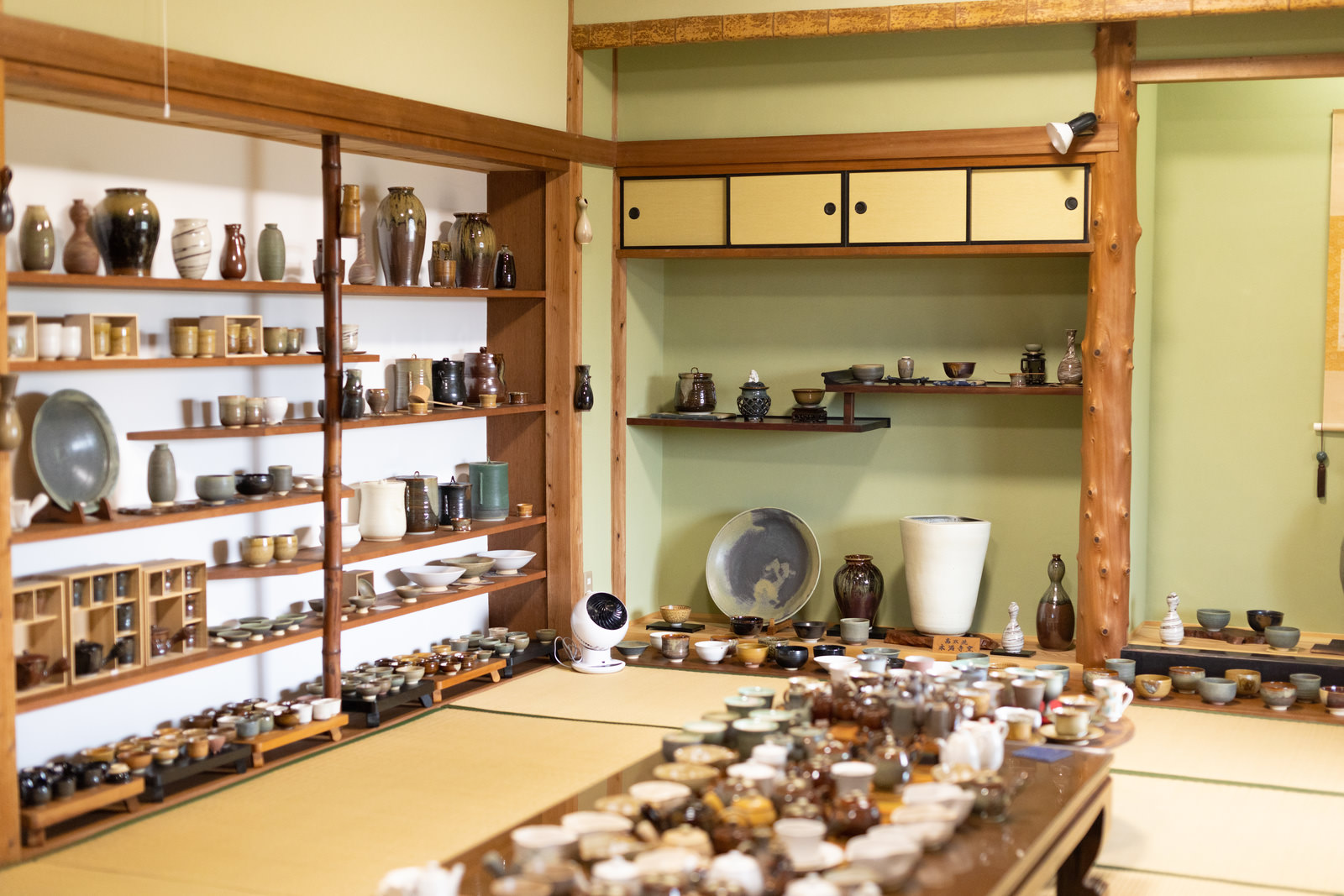 「＃　直方市にある高取焼 永満寺窯で作られた陶器類 | フリー素材のぱくたそ」の写真