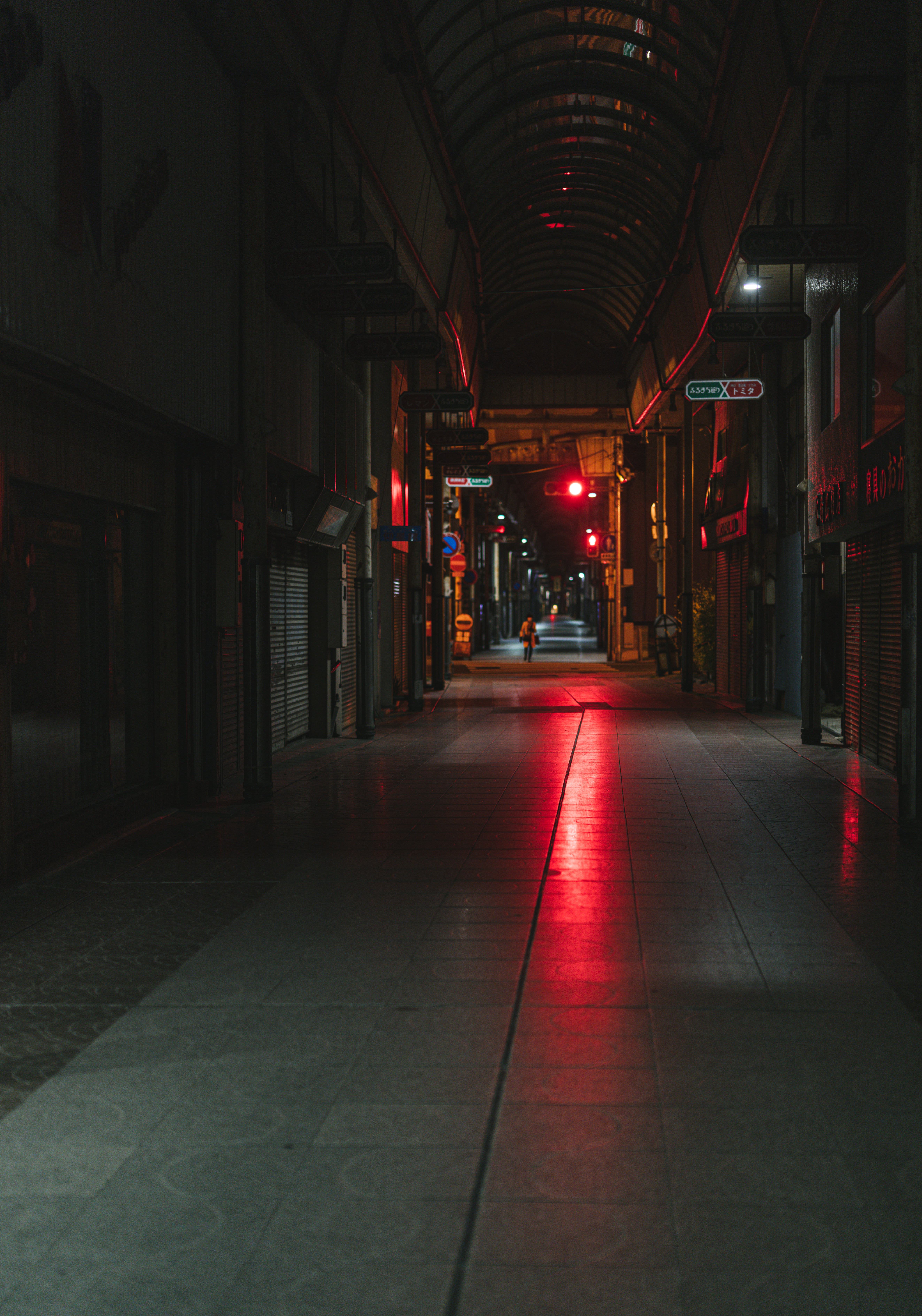 赤信号の光が伸びる深夜の直方市古町商店街の写真素材 ぱくたそ