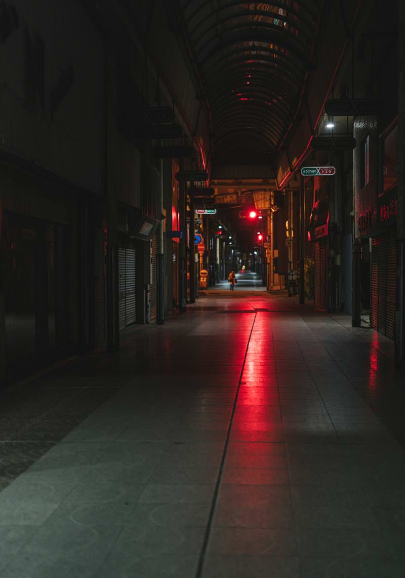 「赤信号の光が伸びる深夜の直方市古町商店街」の写真
