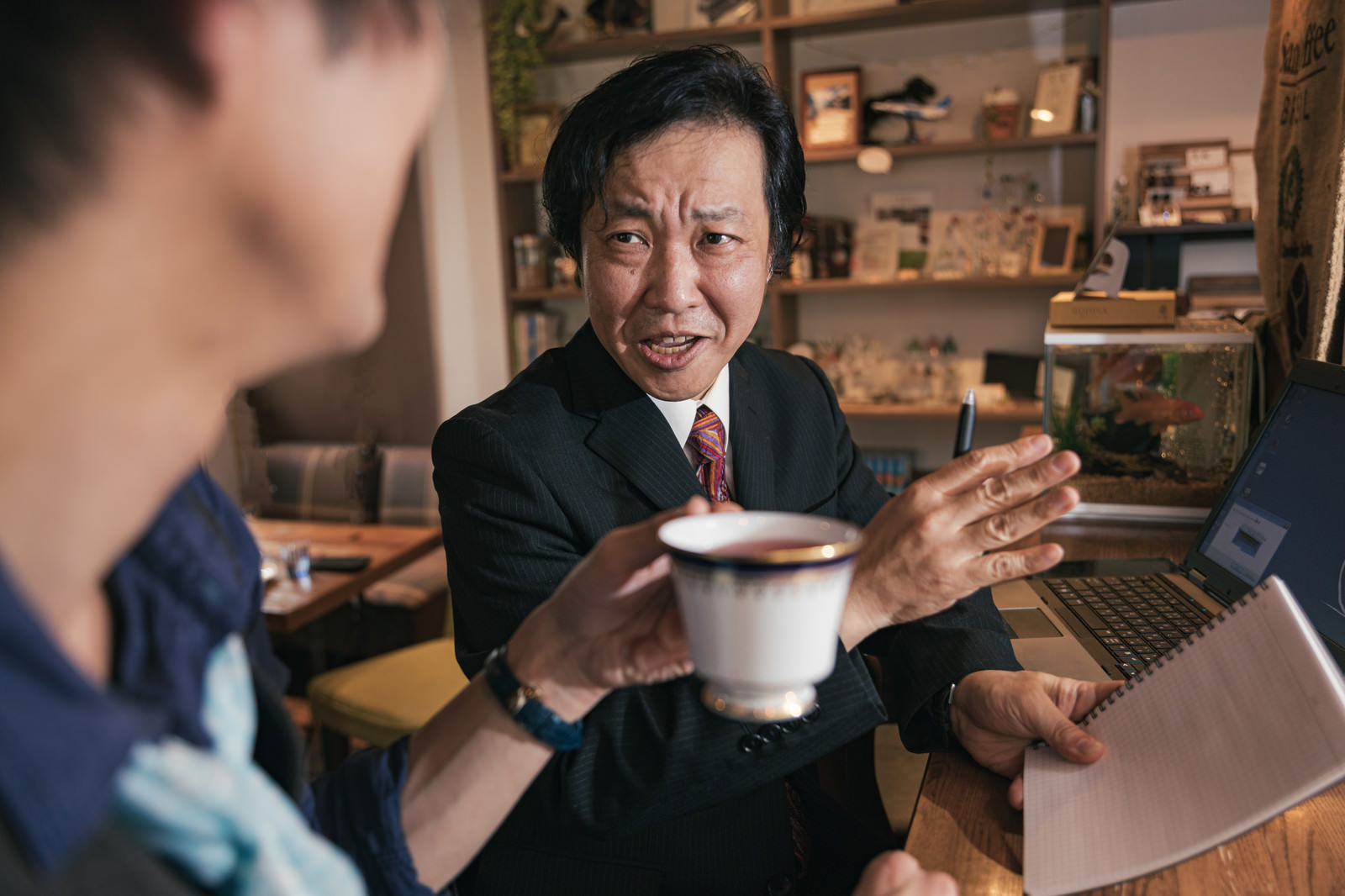 「珈琲飲んでたらいきなり営業される」の写真［モデル：のせさん 村田裕章］