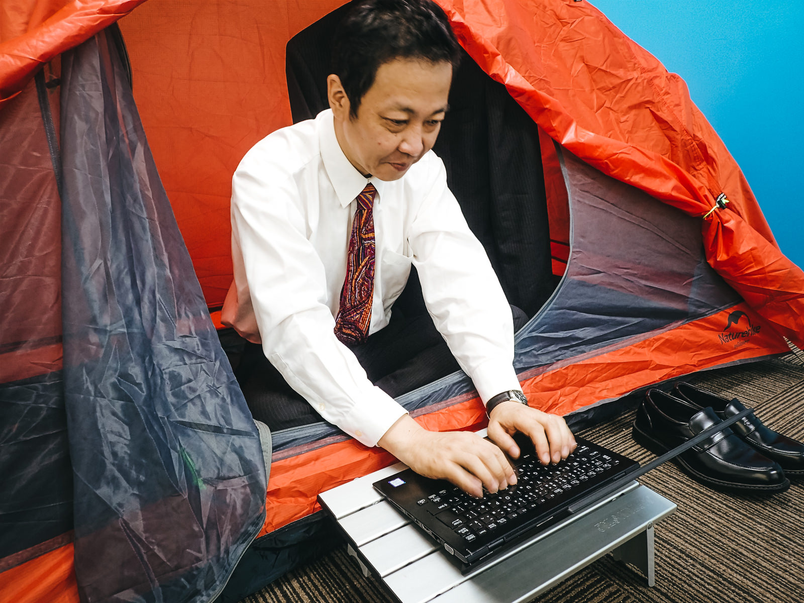 「社中泊して残務 | フリー素材のぱくたそ」の写真［モデル：のせさん］