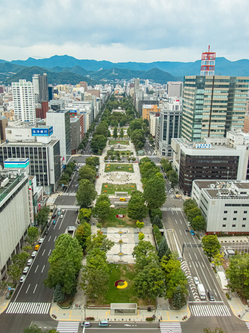 「札幌の中心に位置する札幌大通り | フリー素材のぱくたそ」の写真