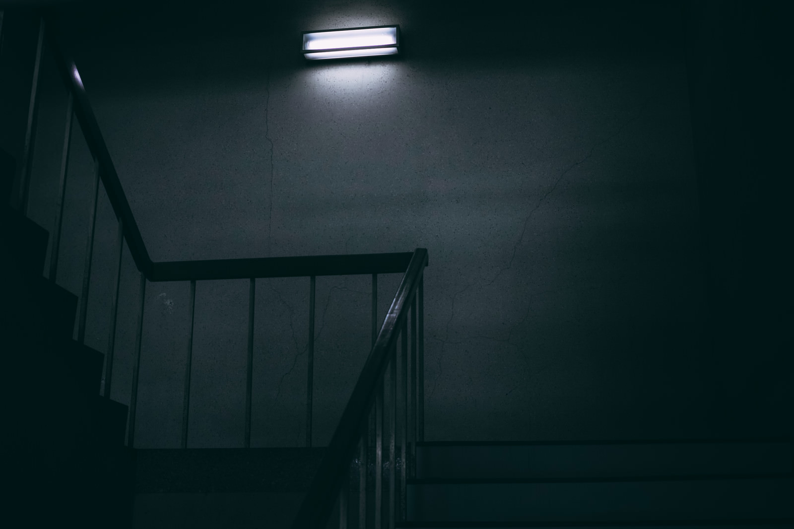 「一人称視点で眺める仄暗い階段 | フリー素材のぱくたそ」の写真
