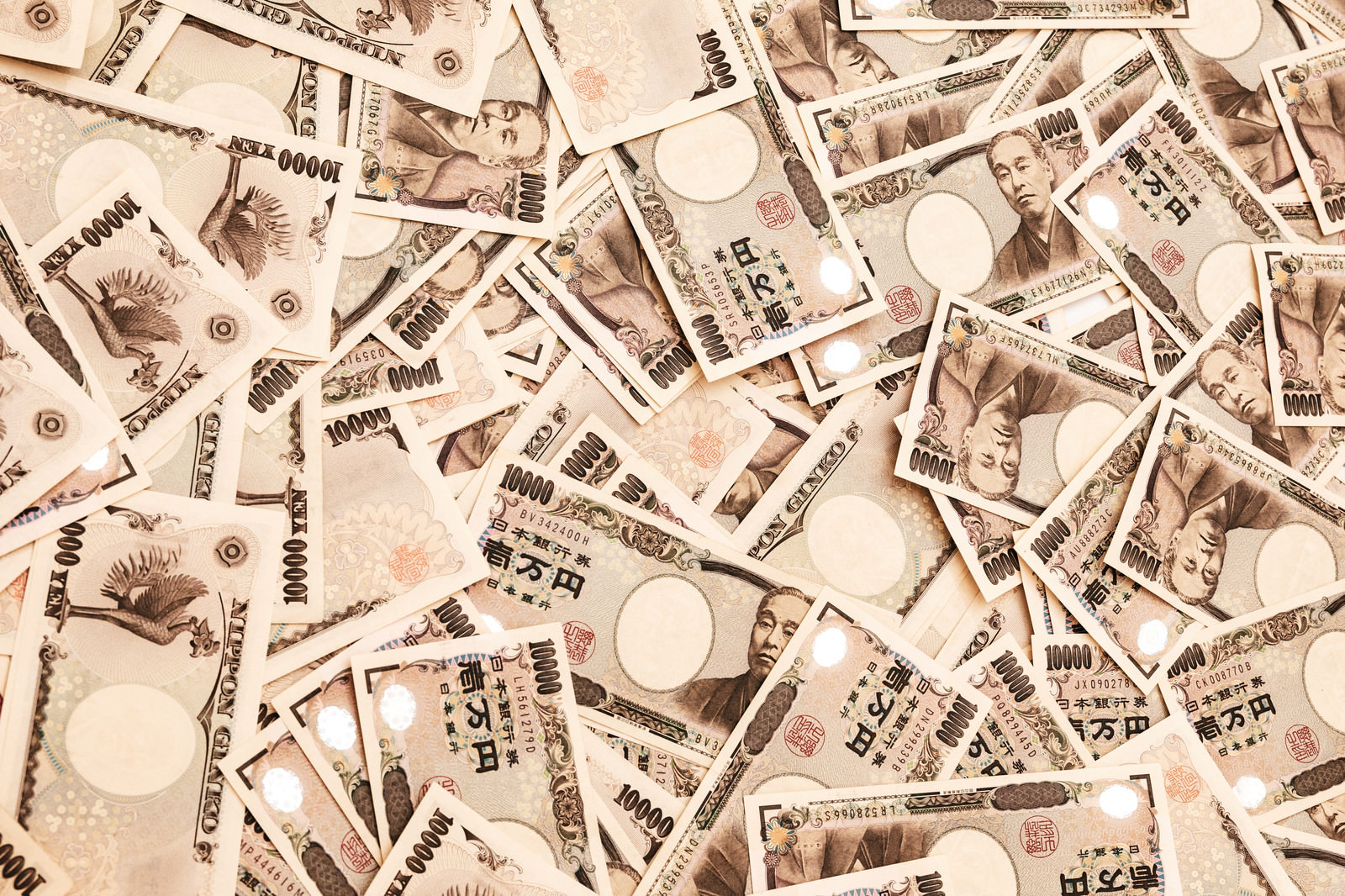 「床一面に散らばった壱万円札」の写真