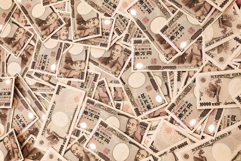 100万円相当の紙幣をばら撒くのフリー素材 - ぱくたそ
