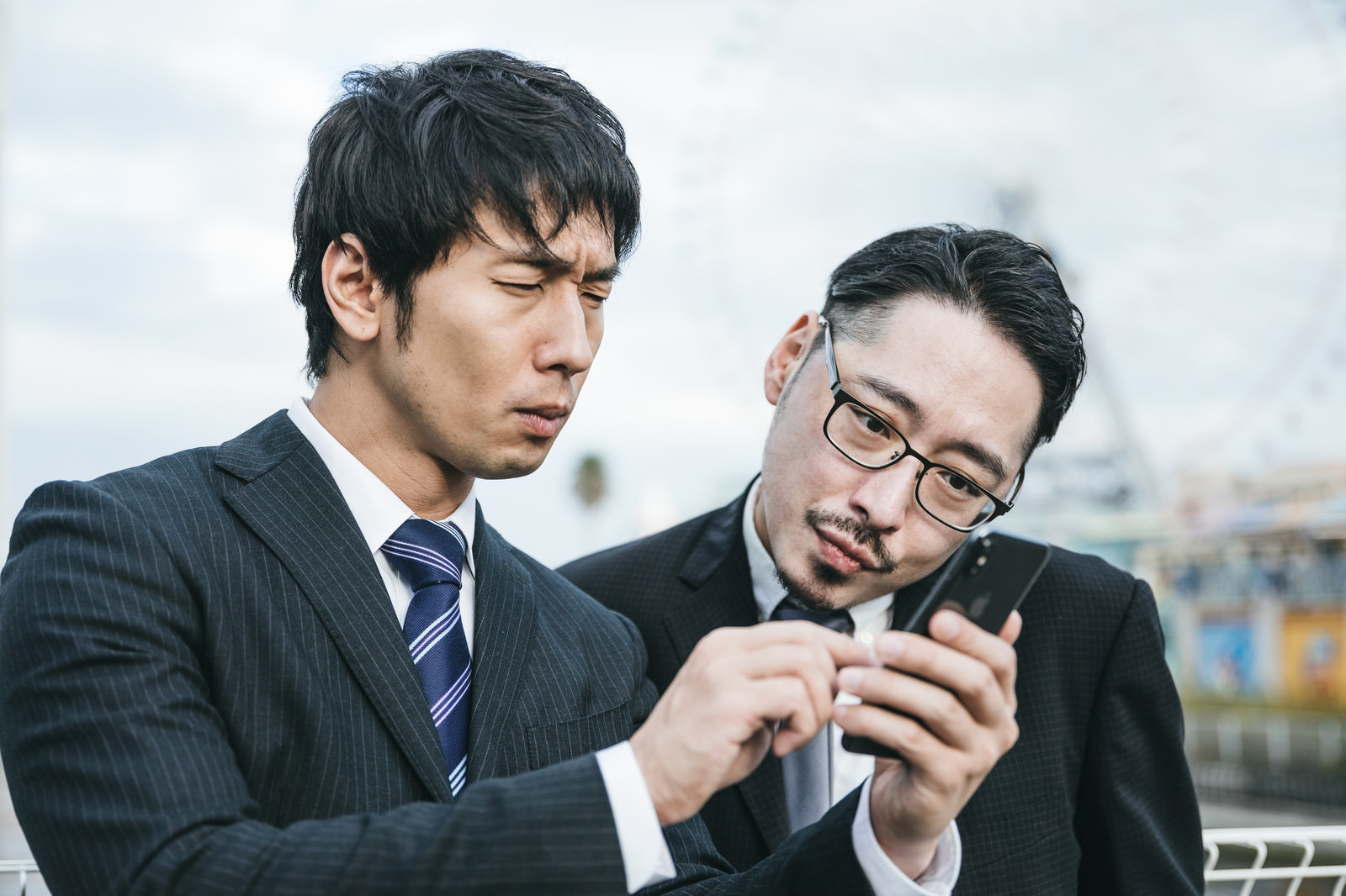 「メモでそっと教える『社会の窓が開いていますよ』」の写真［モデル：大川竜弥 ゆうせい］