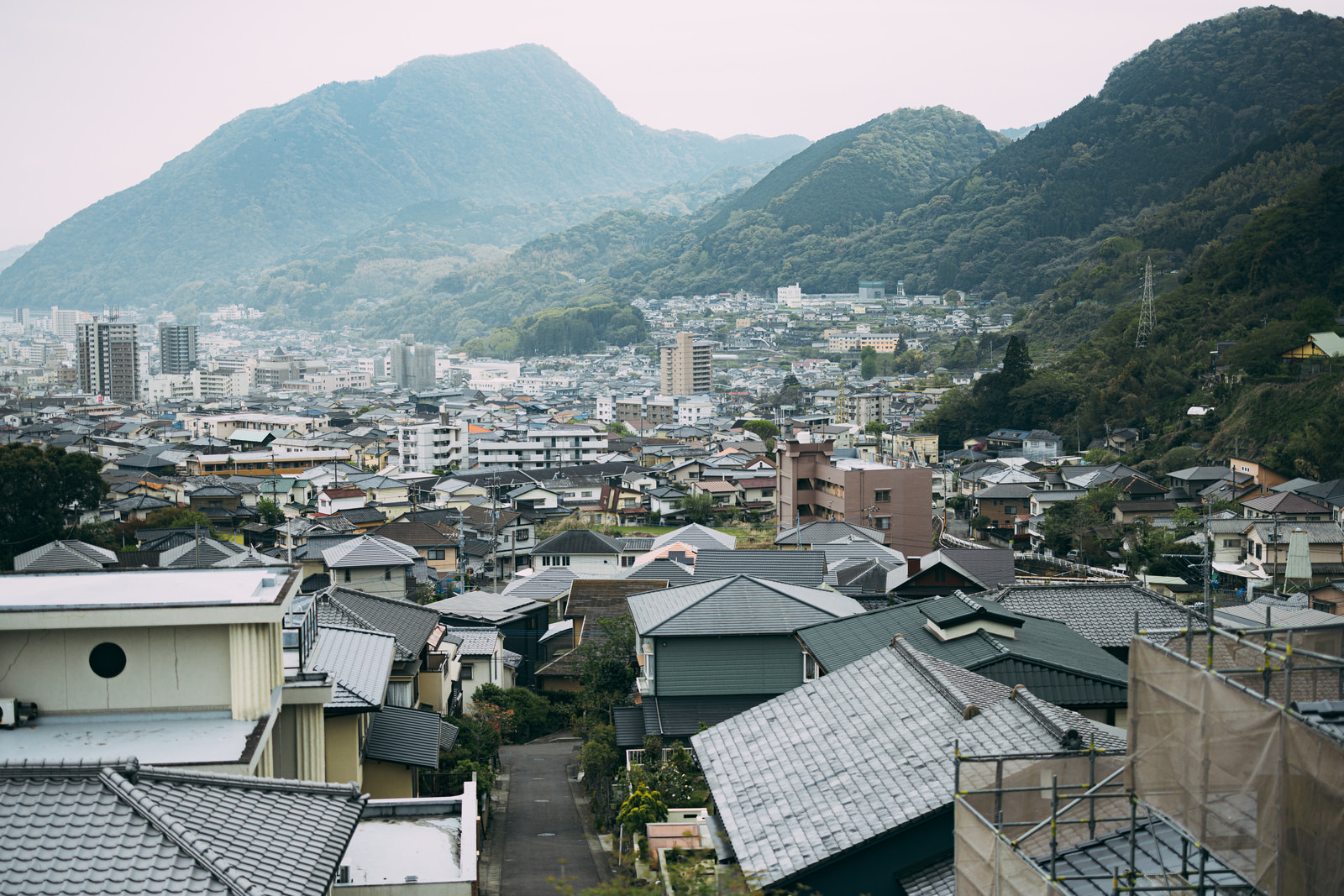 高台から眺める別府温泉街の写真素材 ぱくたそ