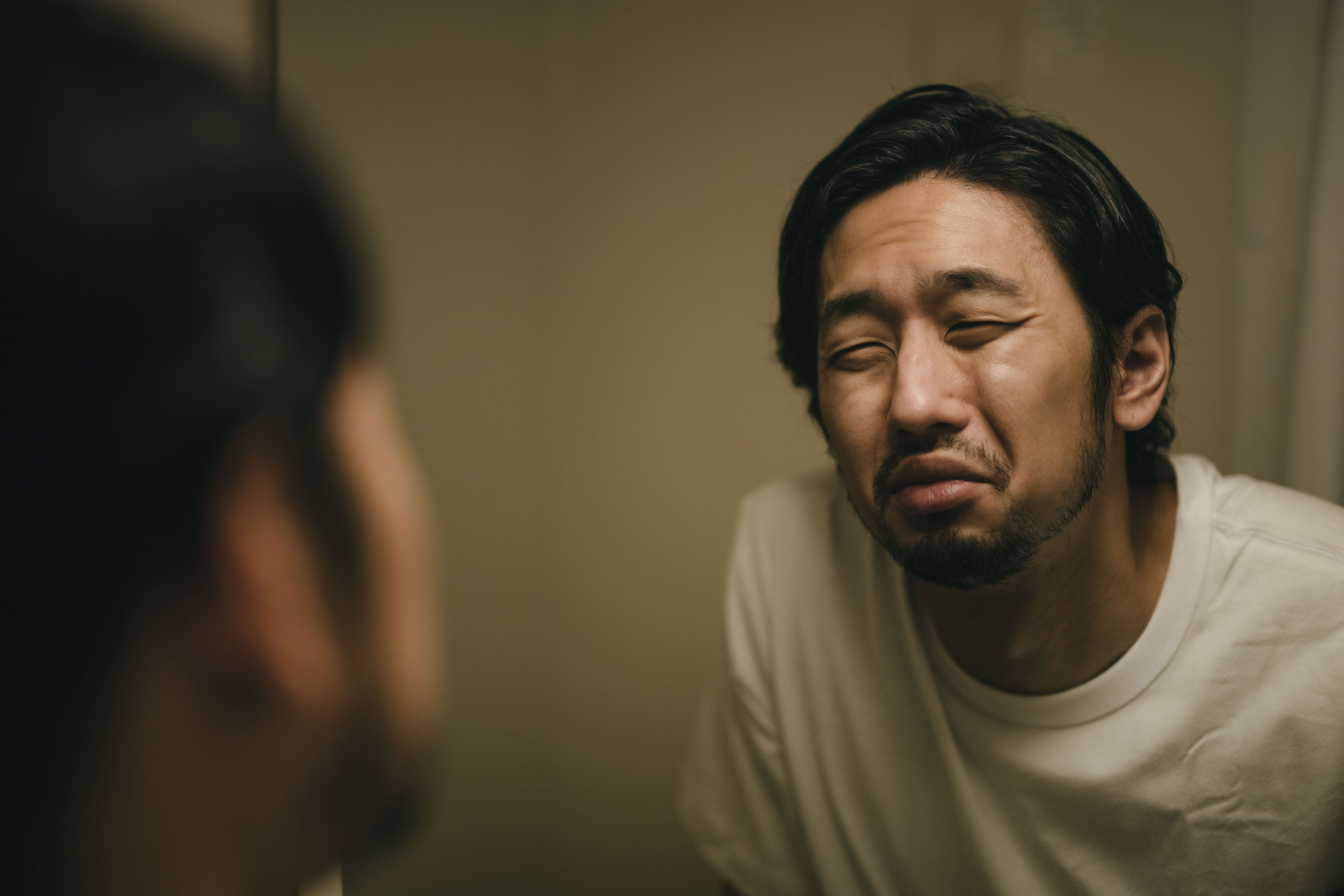 徹夜で月曜日を向かえる無精髭の男性の写真素材 ぱくたそ