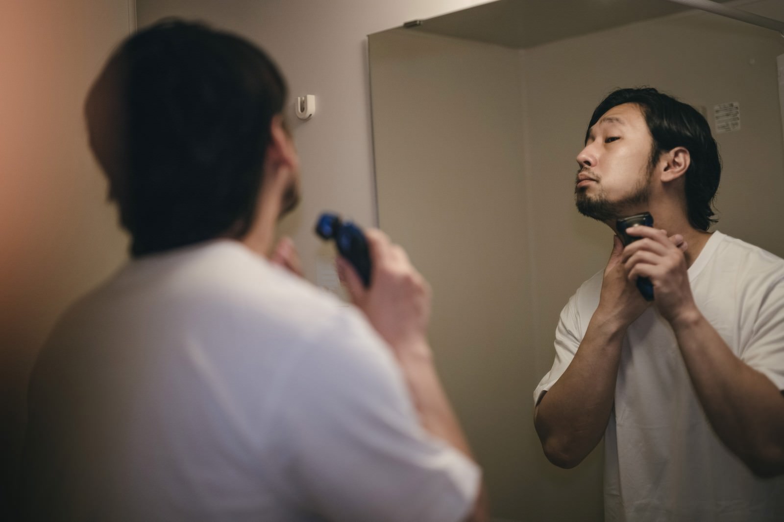 「電動シェーバーで伸びた髭を剃る」の写真［モデル：大川竜弥］