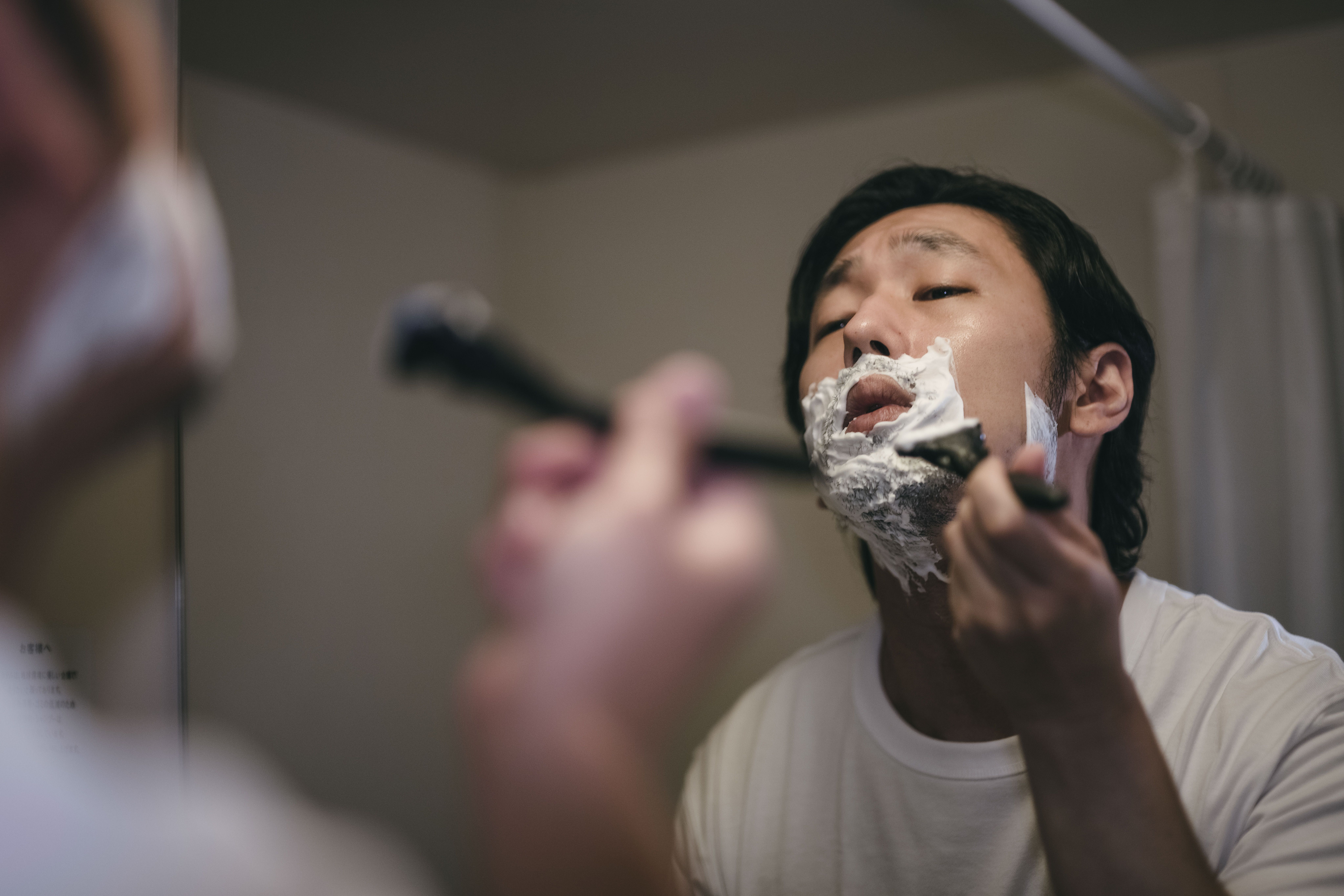 シェービング用の泡でで髭剃りする男性の写真素材 ぱくたそ