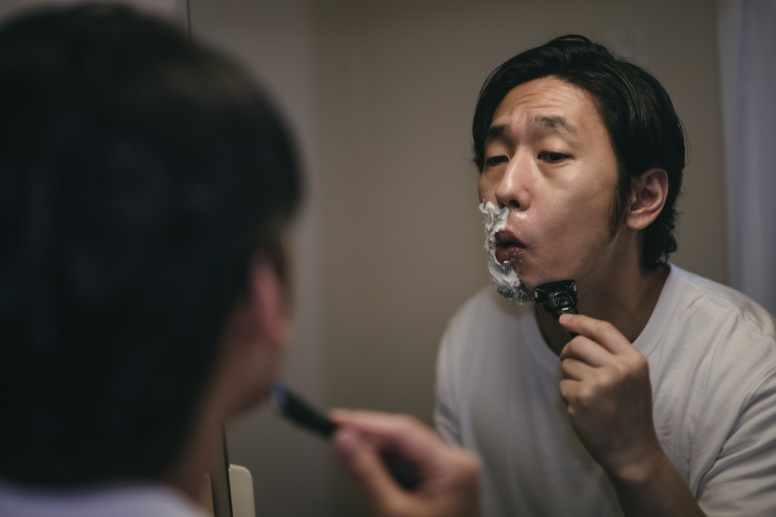 「左側面を最初に剃り上げる男性 | フリー素材のぱくたそ」の写真［モデル：大川竜弥］