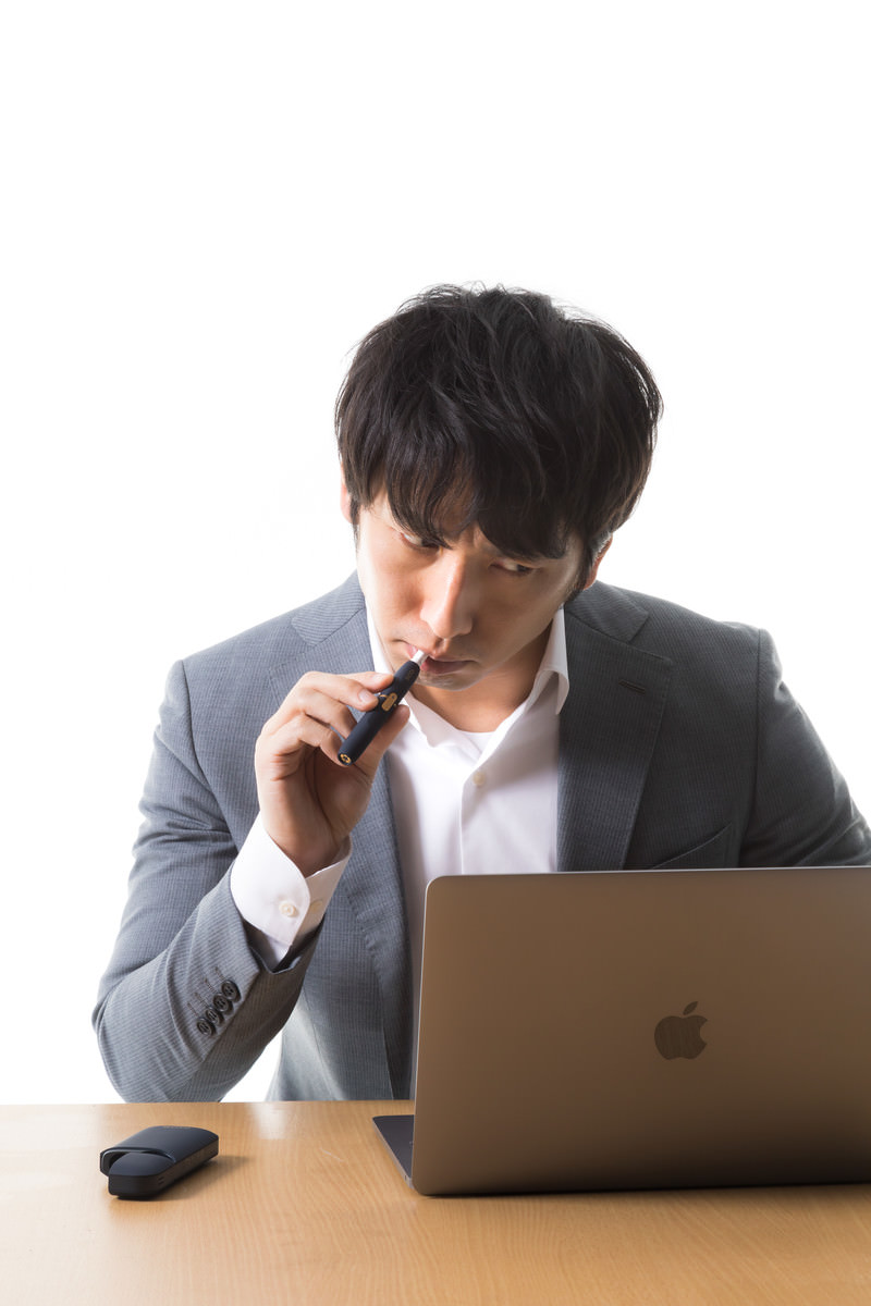 「ネットの事件を追うIT刑事 | フリー素材のぱくたそ」の写真［モデル：大川竜弥］