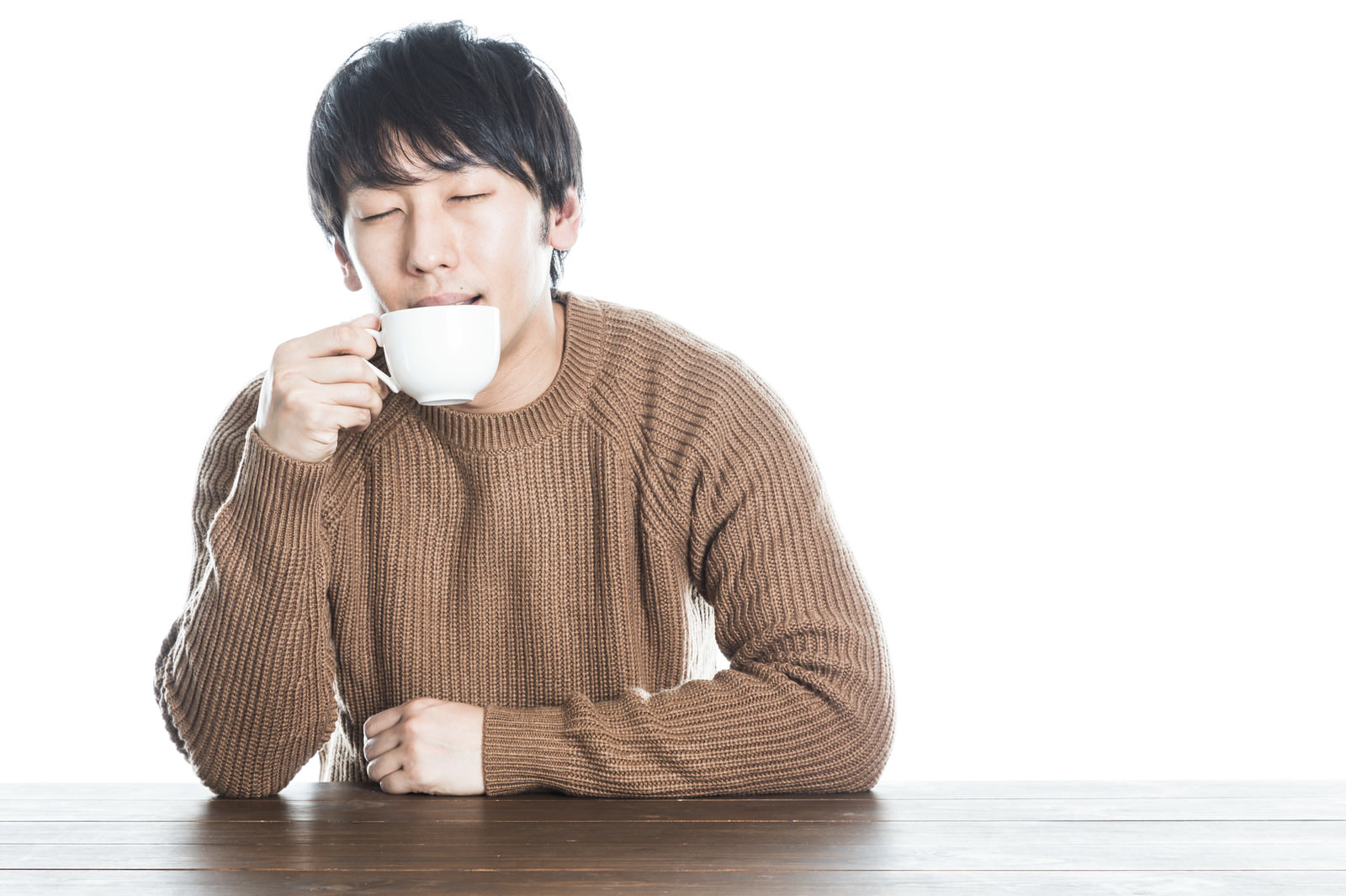 温かい紅茶を飲んで幸せそうな男性の写真素材 ぱくたそ