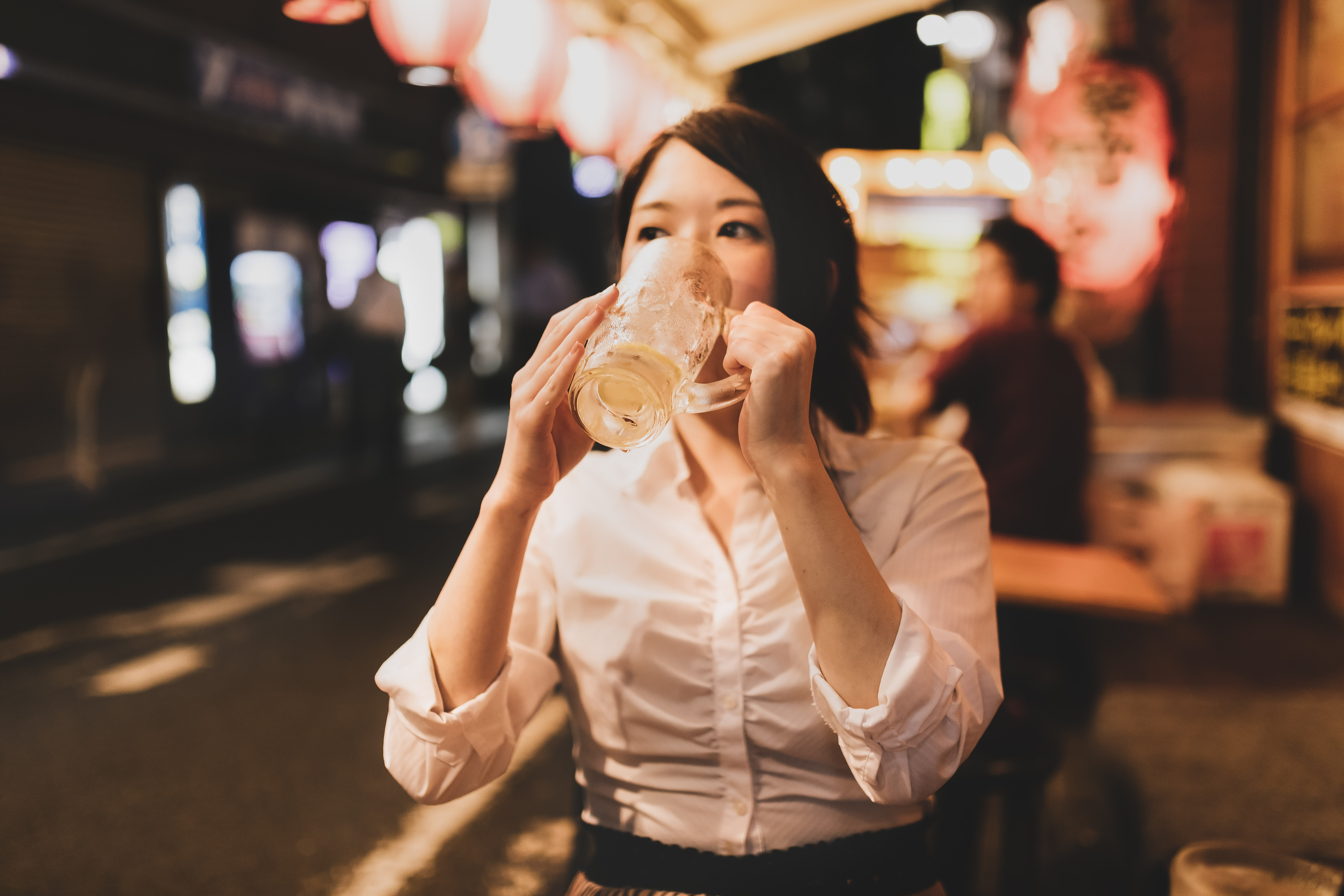 居酒屋でひとり呑み チューハイグビグビ の写真素材 ぱくたそ