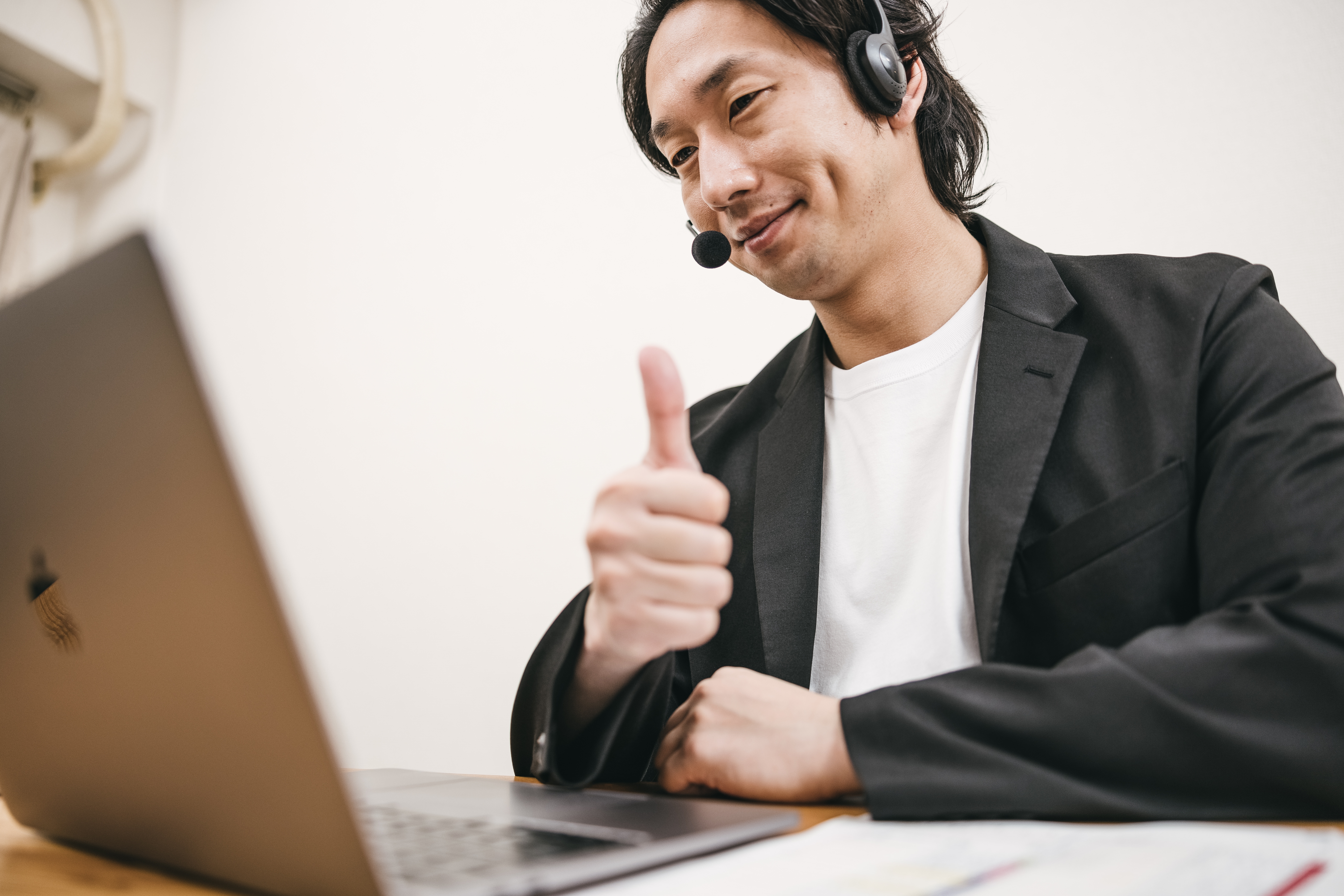 ヘッドセットを着用して親指を立てる男性の写真素材 ぱくたそ