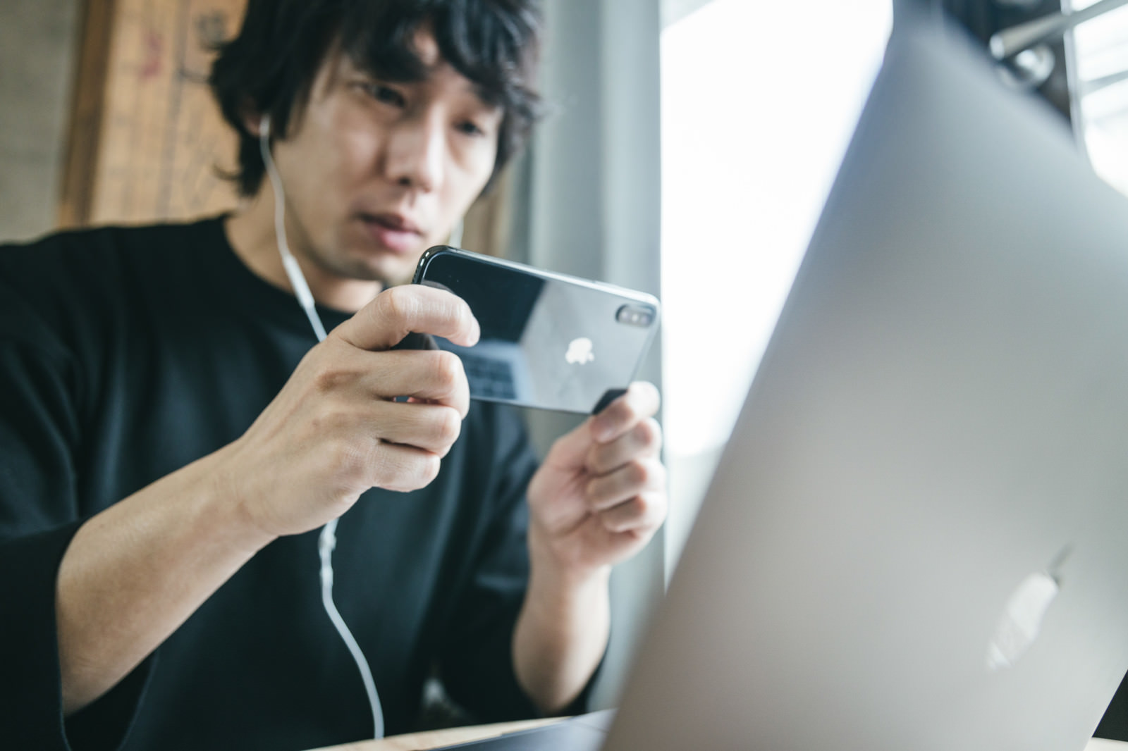 Pc画面を共有するのにスマホ使う系の人の写真 画像 を無料ダウンロード フリー素材のぱくたそ Pc画面を共有するのにスマホ使う系の人の写真 画像 を無料ダウンロード フリー素材のぱくたそ