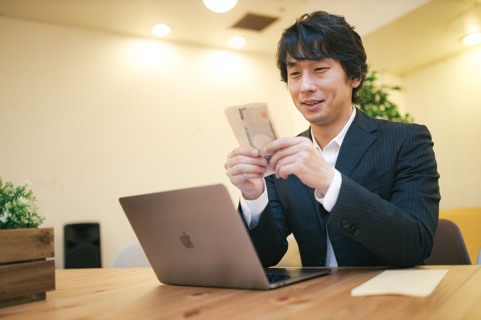 特別定額給付金の支給に喜ぶ男性のフリー素材