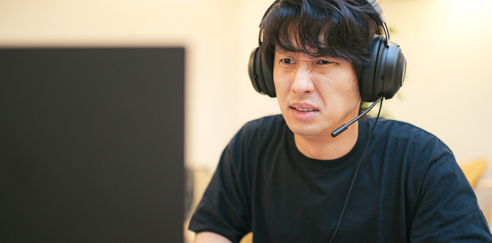 「オブジェクトを無視する仲間が多くて思うようにプレイができずイライラする男性 | フリー素材のぱくたそ」の写真［モデル：大川竜弥］