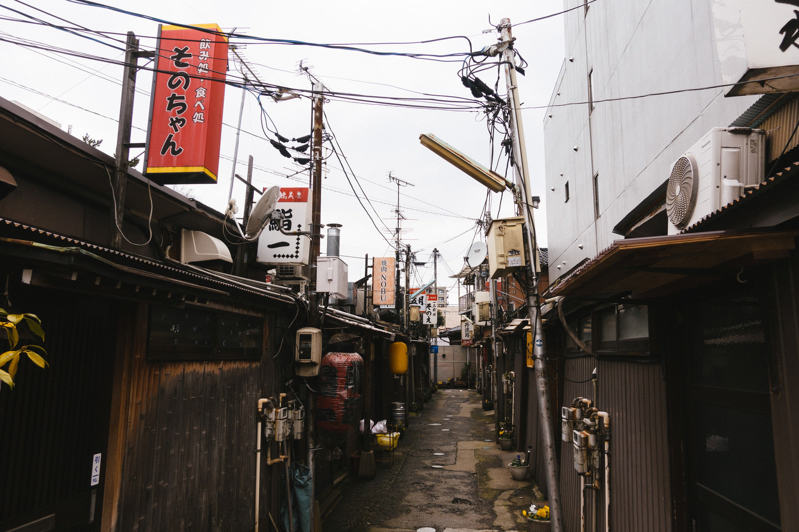 路地裏の飲み屋街の写真を無料ダウンロード フリー素材 ぱくたそ