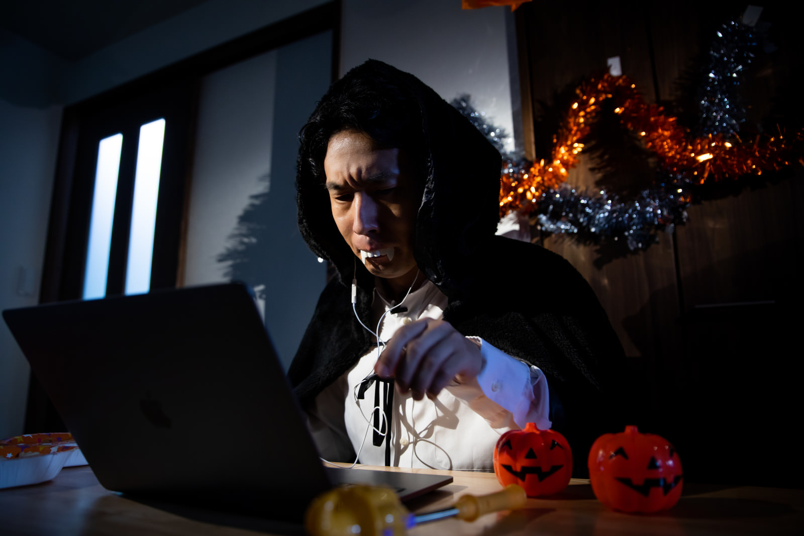 「ハロウィン中に改修案件に対応するエンジニア | フリー素材のぱくたそ」の写真［モデル：大川竜弥］