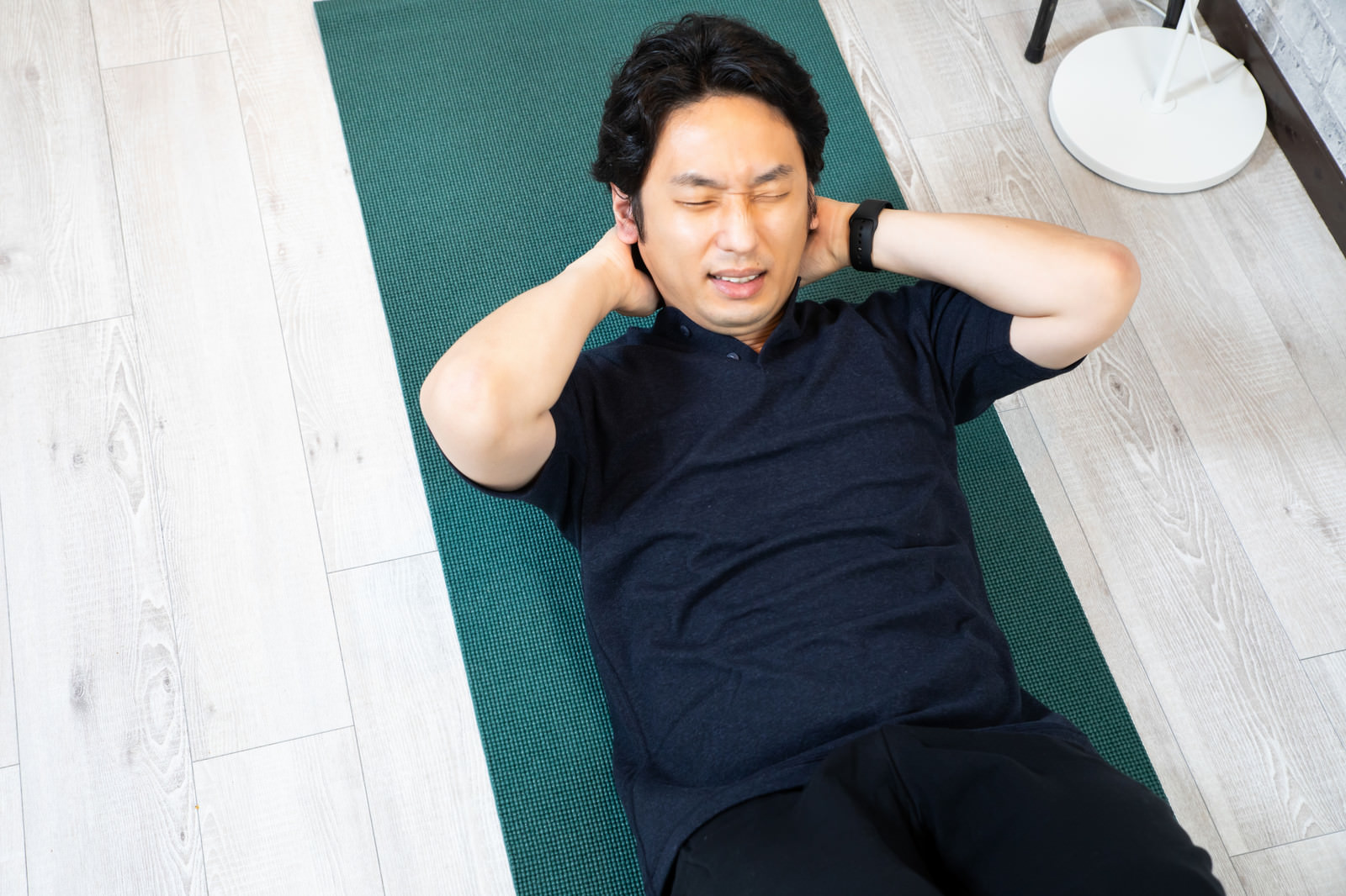 自宅で腹筋する男性の写真 画像 を無料ダウンロード フリー素材のぱくたそ