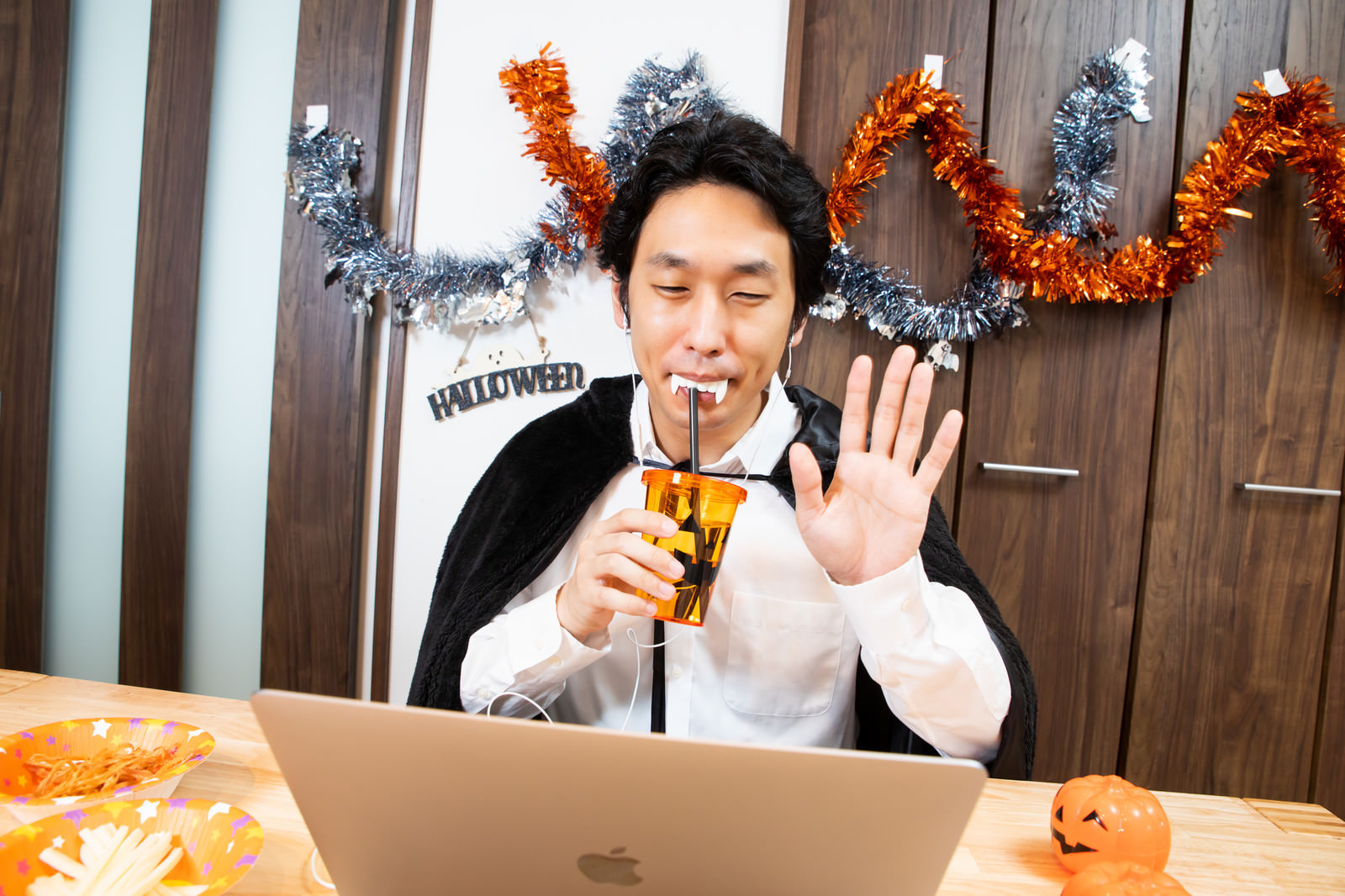 オンラインハロウィンに参加する男性の写真を無料ダウンロード フリー素材 ぱくたそ オンラインハロウィンに参加する男性の写真を無料ダウンロード フリー素材 ぱくたそ