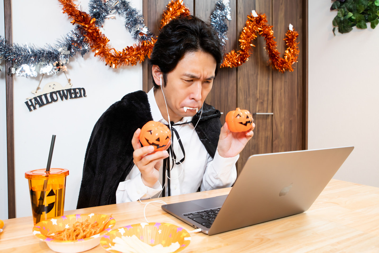 ハロウィンのオンライン記念撮影でポーズを決める男性の写真素材 ぱくたそ