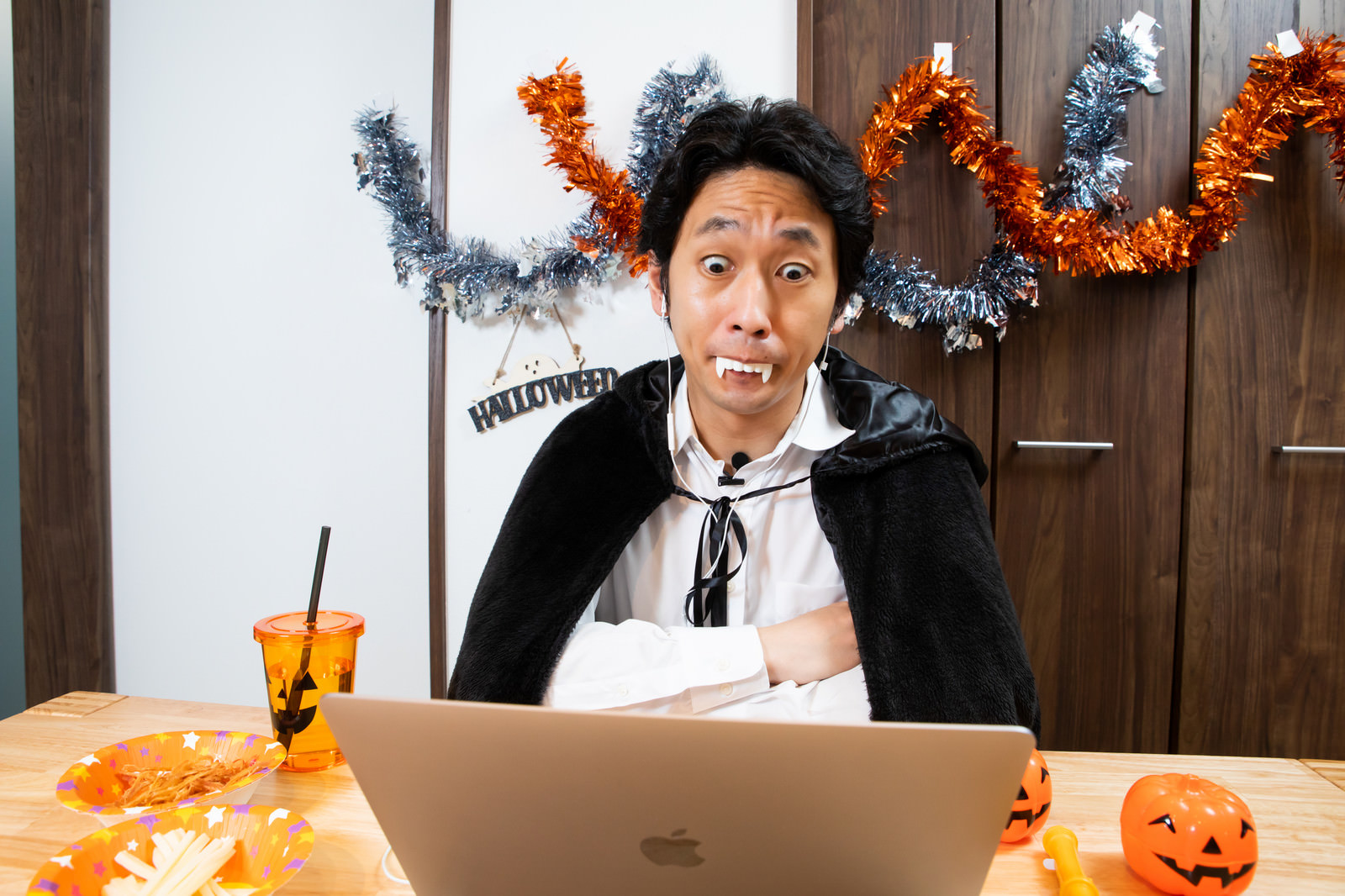 「会社のハロウィンパーティがオンラインになったので渋々仮装する部長職 | フリー素材のぱくたそ」の写真［モデル：大川竜弥］