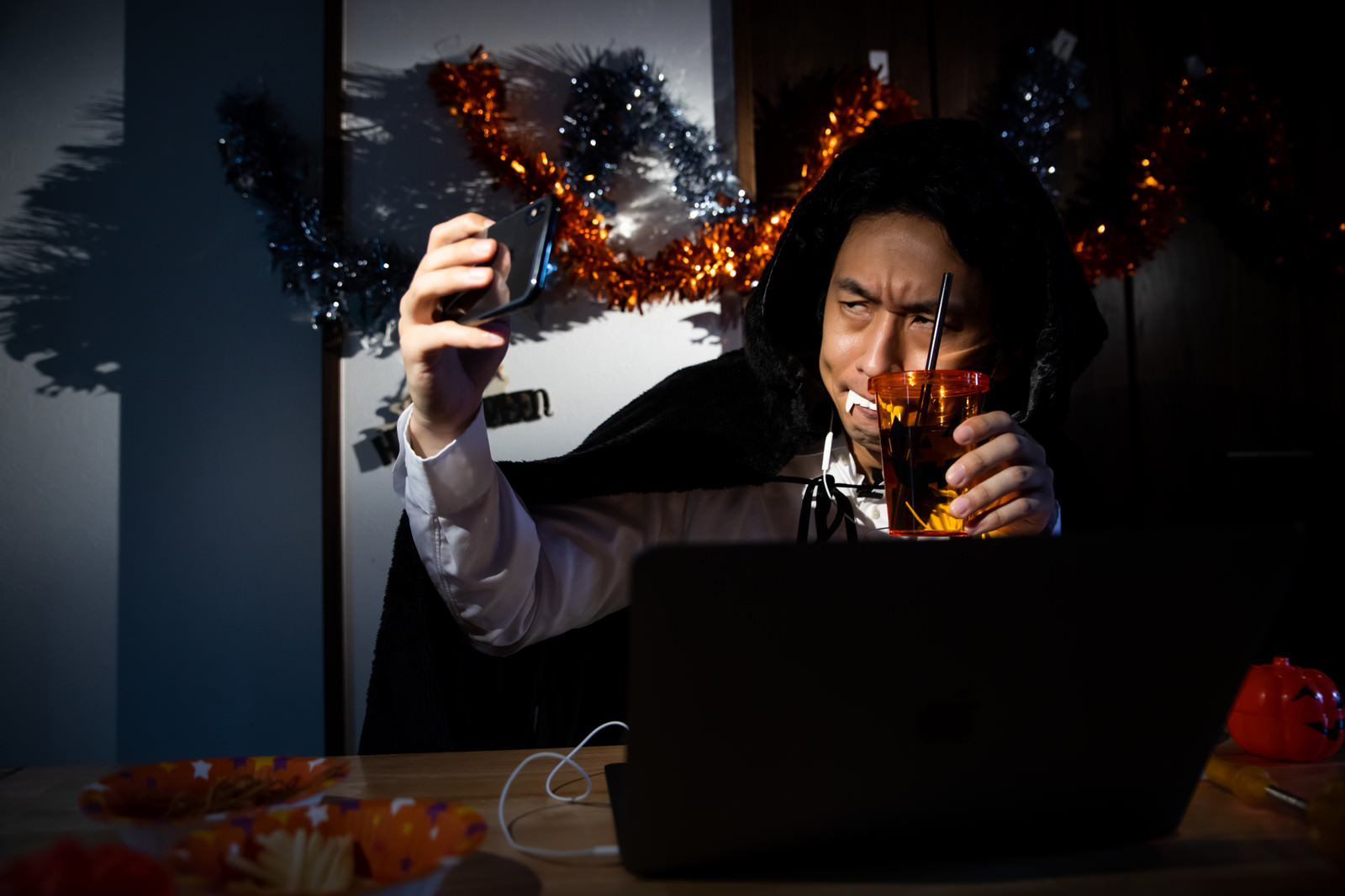 「これからハロウィンの生配信はじめます的な自撮り | フリー素材のぱくたそ」の写真