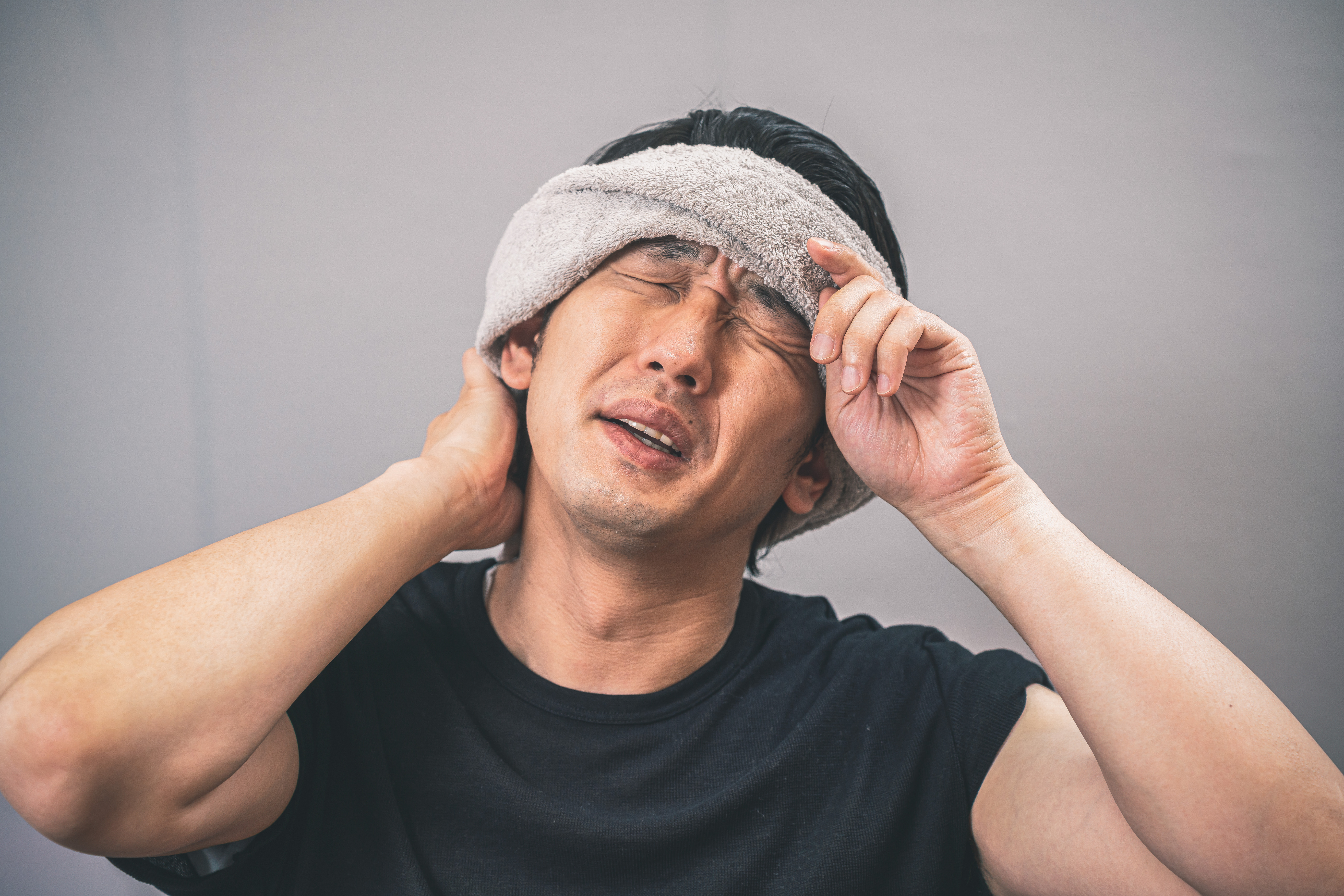 頭にタオルを巻いても汗が垂れてくるの写真素材 ぱくたそ