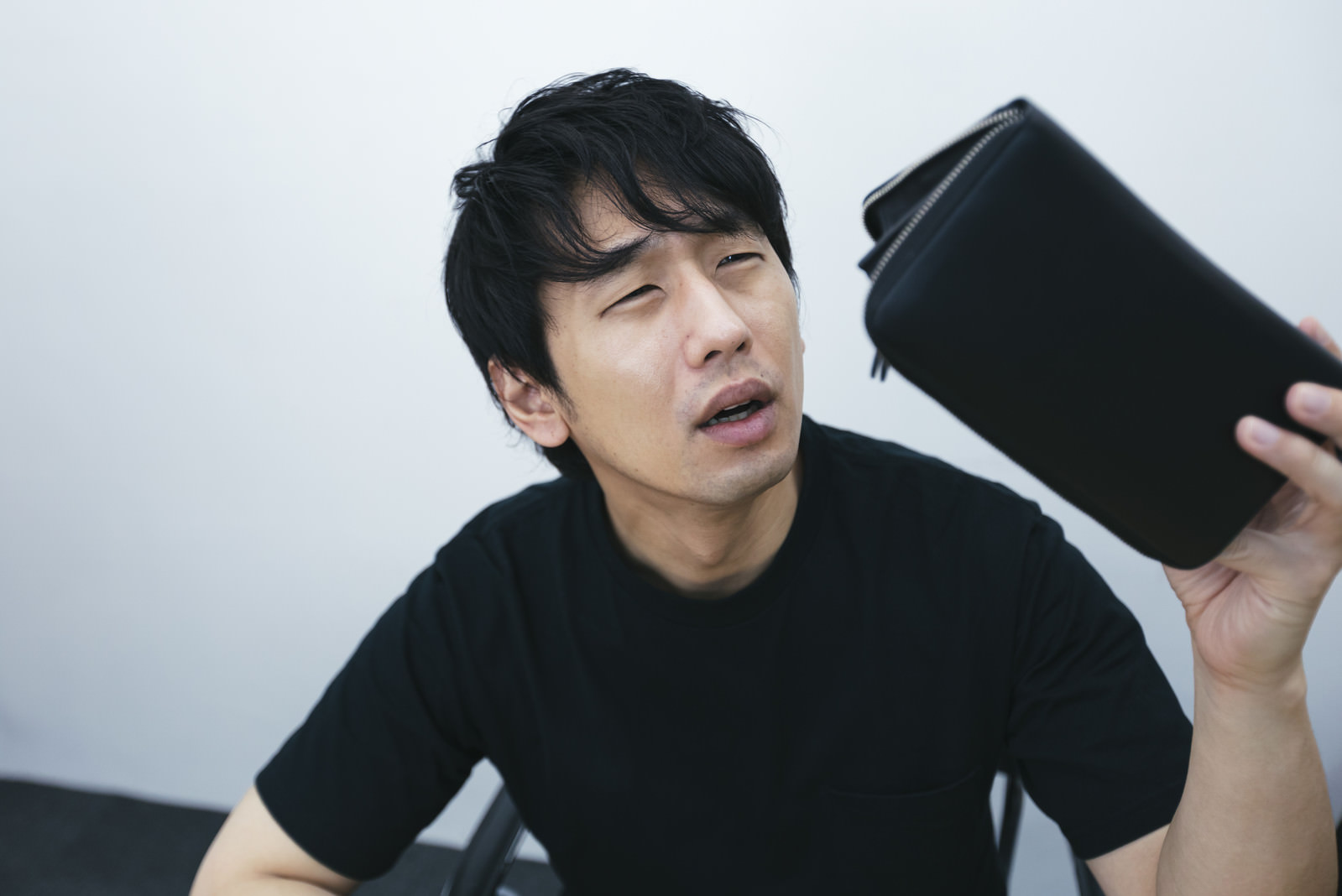 「財布すっからかんの無一文男子 | フリー素材のぱくたそ」の写真［モデル：大川竜弥］