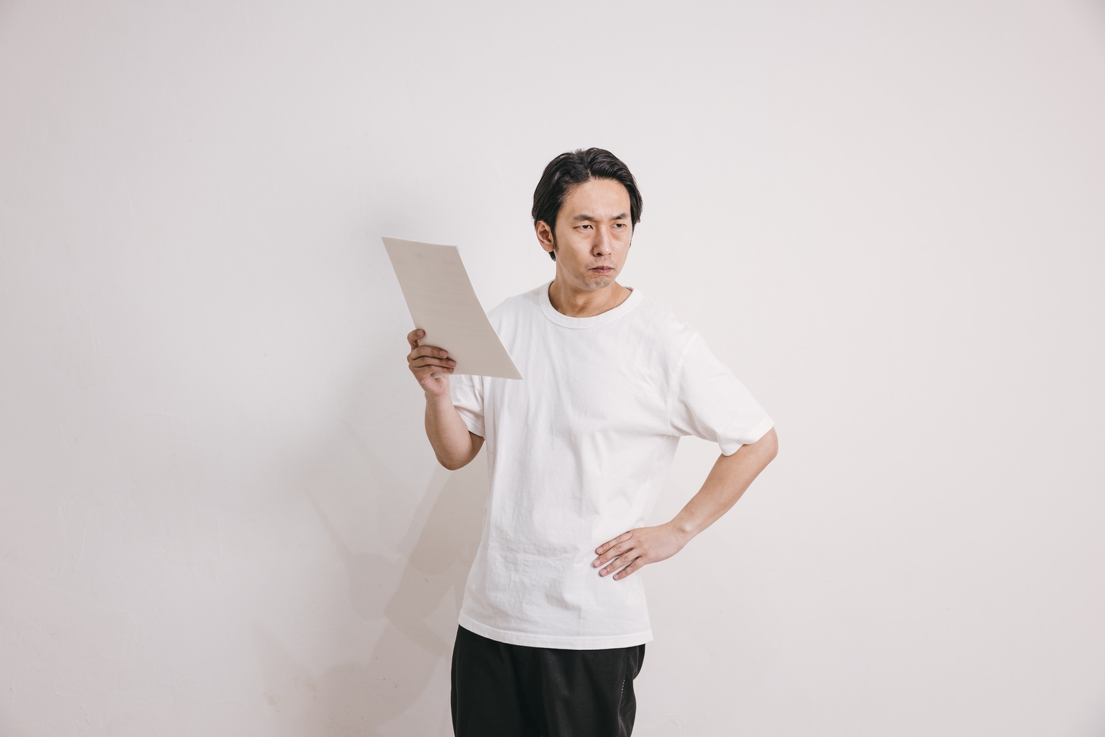 「再検査結果に憤る男性 | フリー素材のぱくたそ」の写真［モデル：大川竜弥］