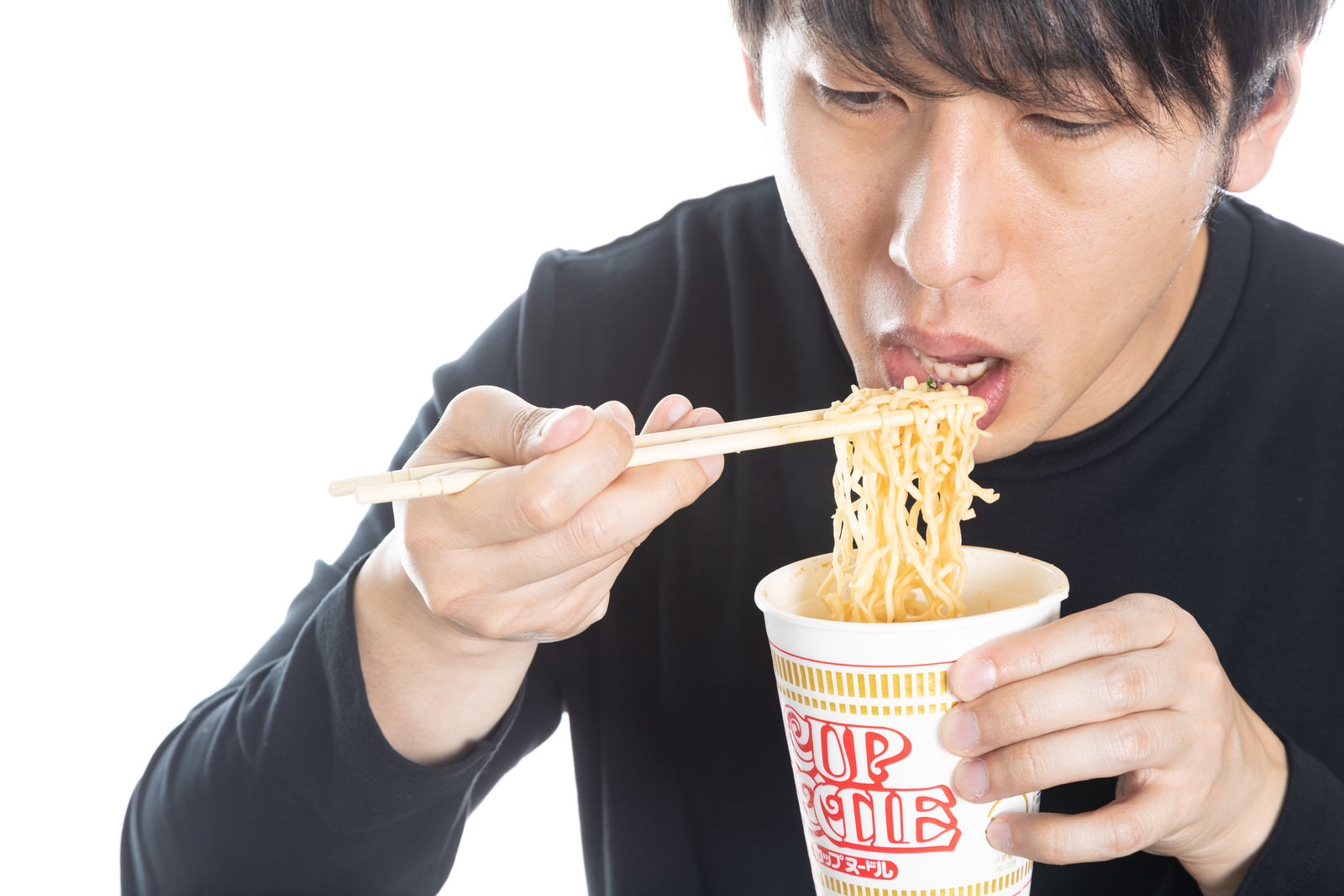 「自粛中にカップ麺を食べる男性」の写真［モデル：大川竜弥］