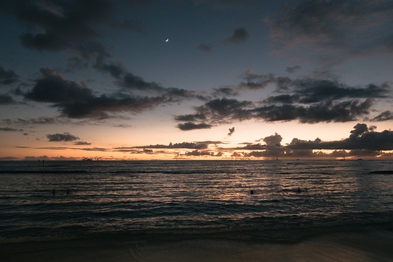 日が沈む海に夕焼けの写真素材 ぱくたそ