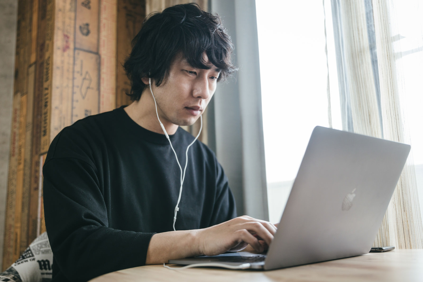 「在宅勤務になってもバリバリ働く社員」の写真［モデル：大川竜弥］