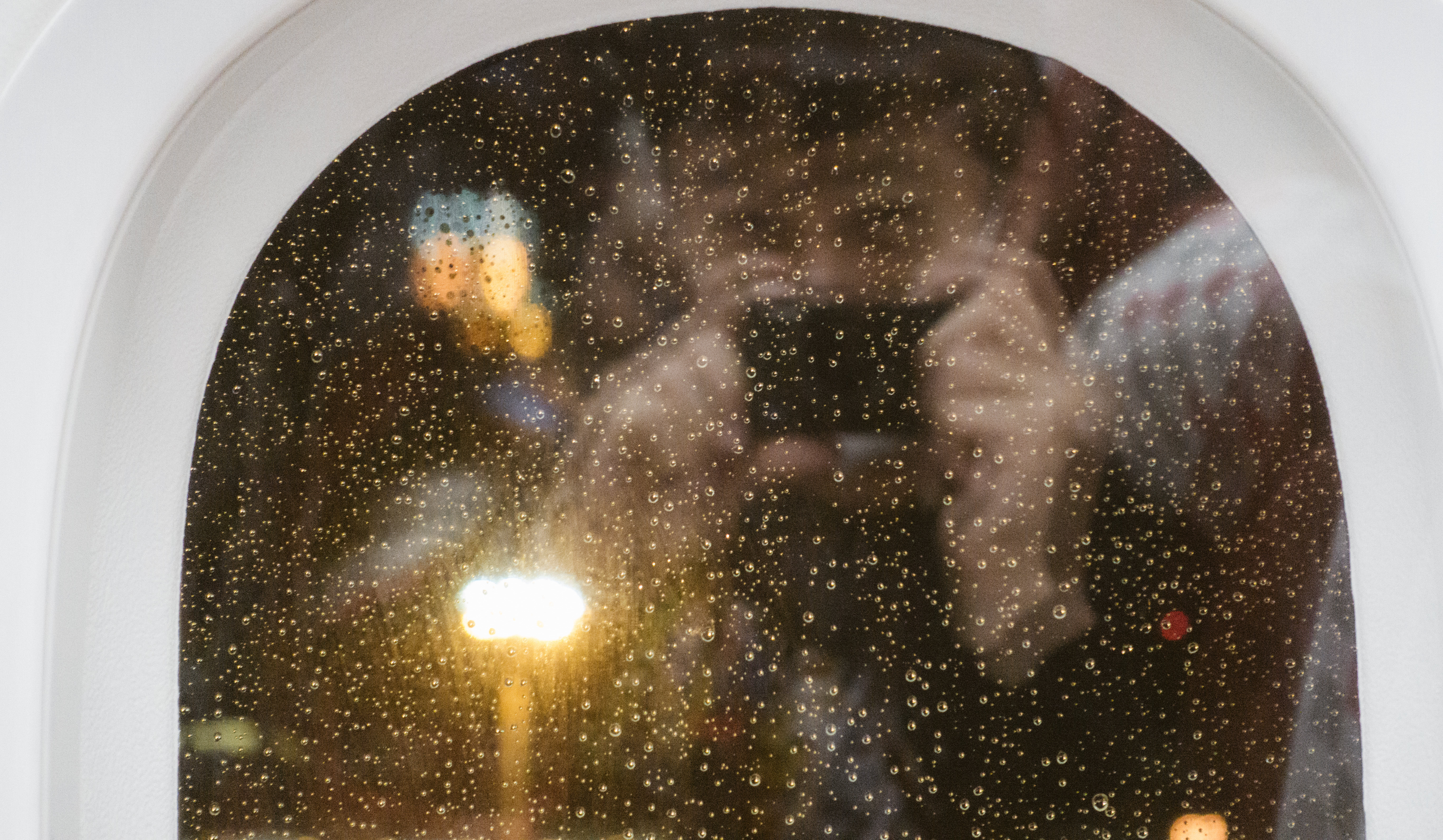 鏡越しの自撮りをするインスタ映え狙い男の写真を無料ダウンロード フリー素材 ぱくたそ