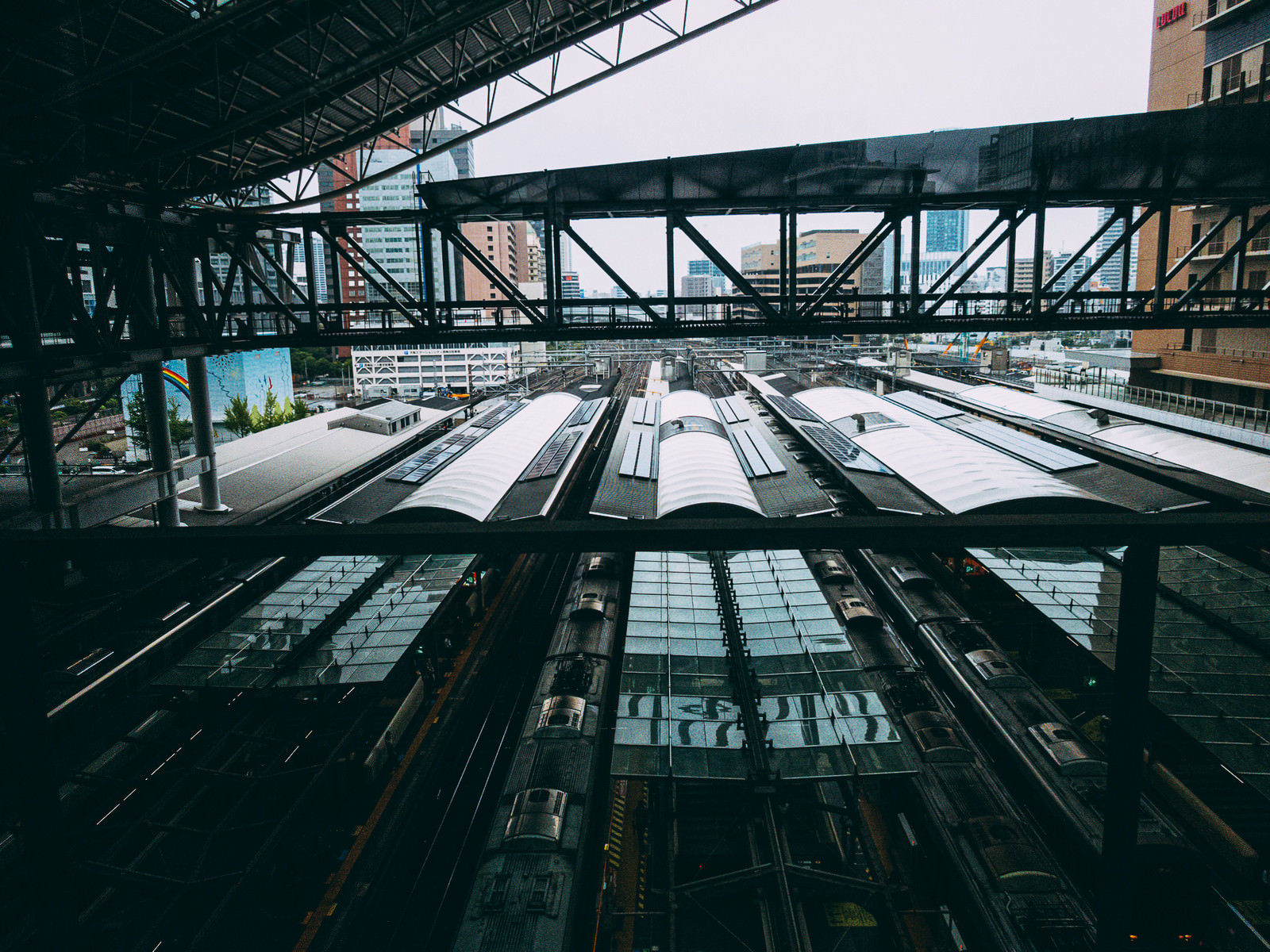 「見下ろす駅のホーム（大阪駅）」の写真