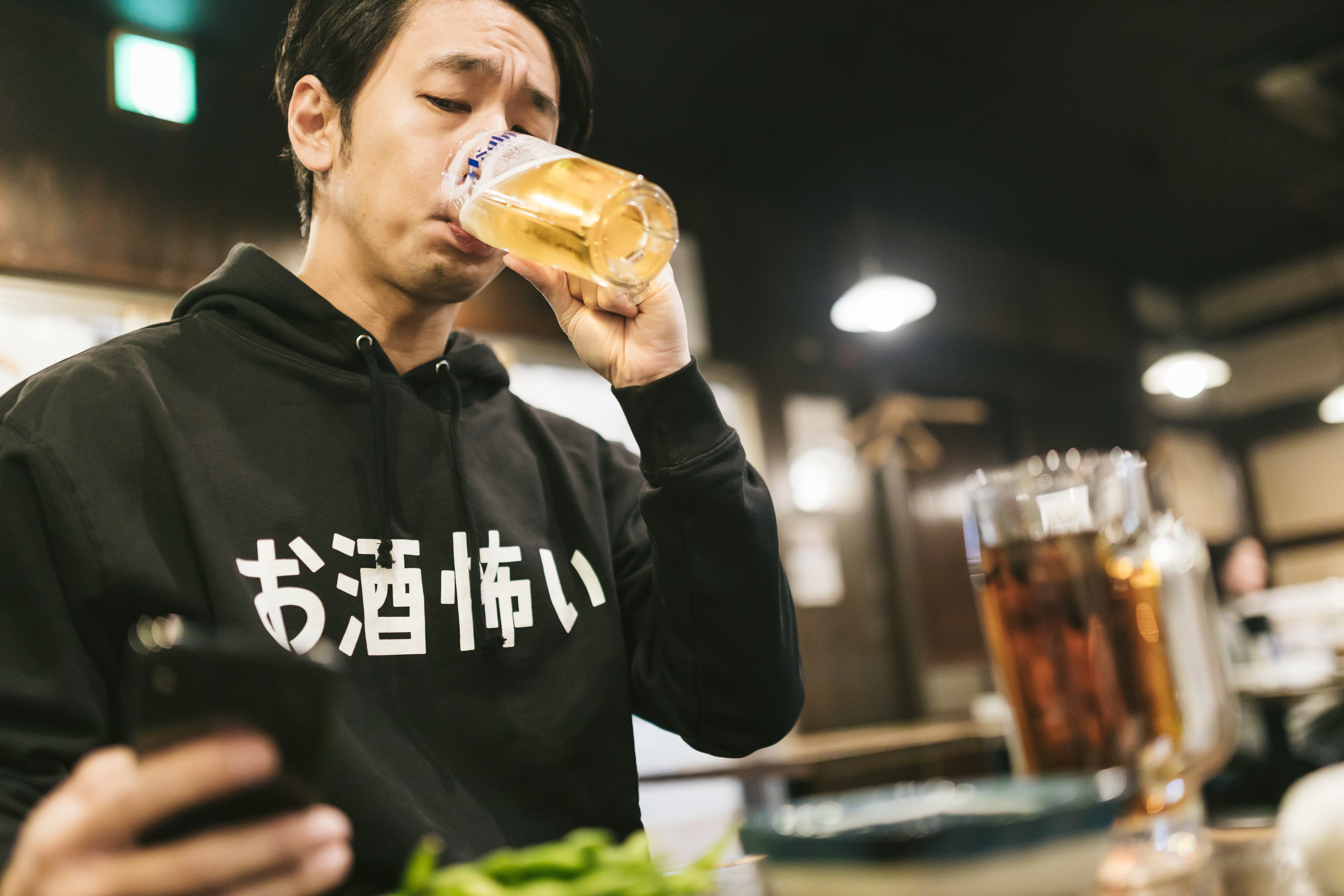 炎上していくらお酒を飲んでも気がかりな男性の写真素材 ぱくたそ